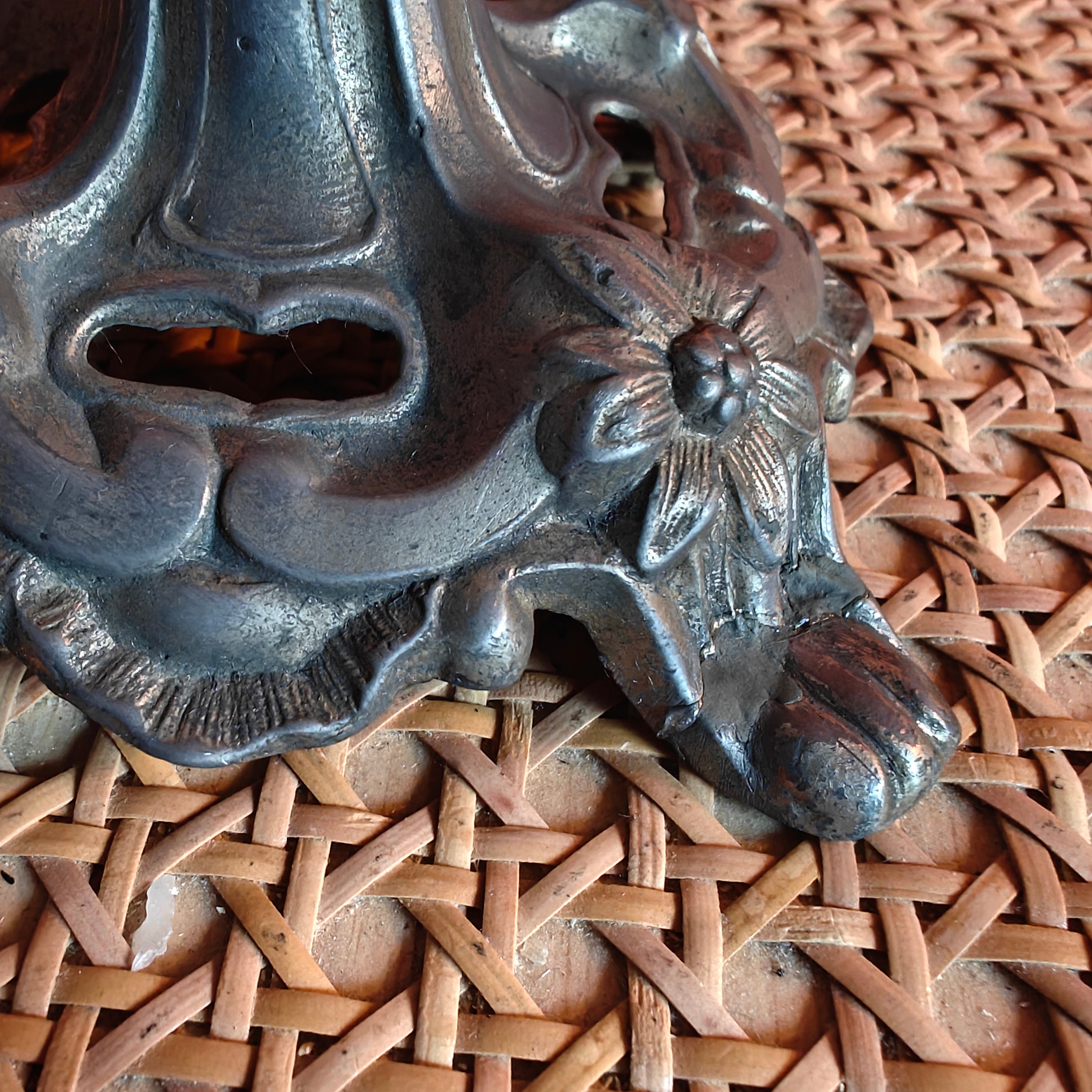 Elegant Antique French Oil Lamp – Floral Motif & SI Paris Burner (1920s–1930s)