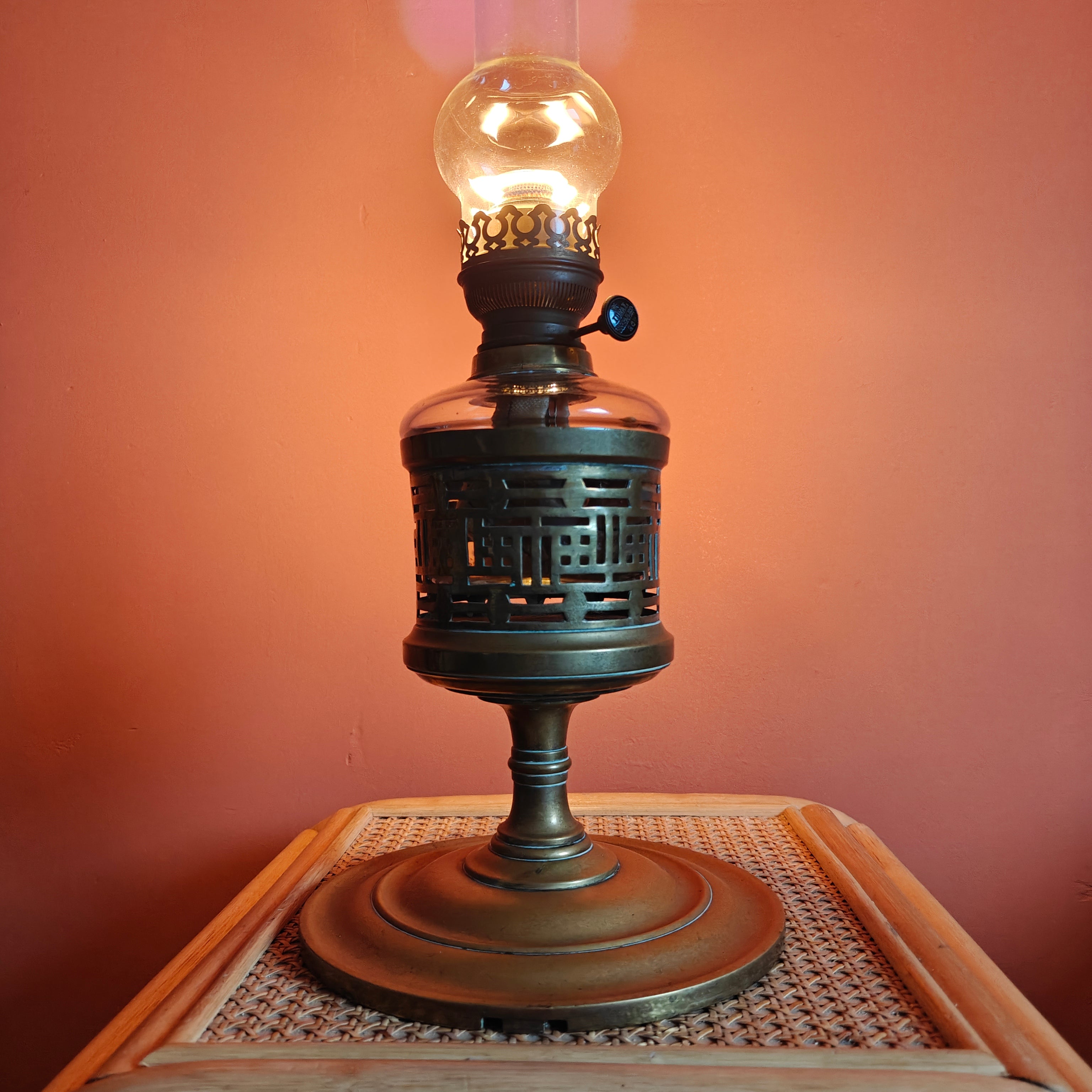 Extra-Large Antique Brass Oil Lamp – Brökelmann, Jaeger & Busse Burner (c.1900) with intricate metalwork and glass chimney