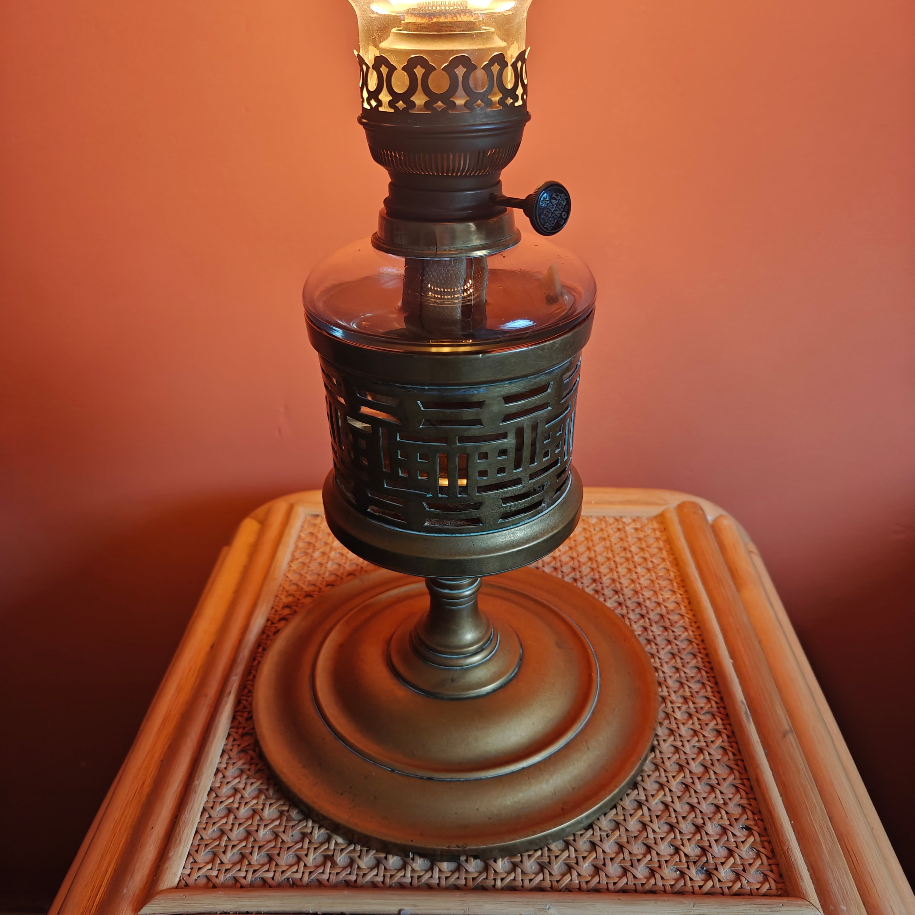 Extra-Large Antique Brass Oil Lamp – Brökelmann, Jaeger & Busse Burner (c.1900) with decorative brass base and intricate design