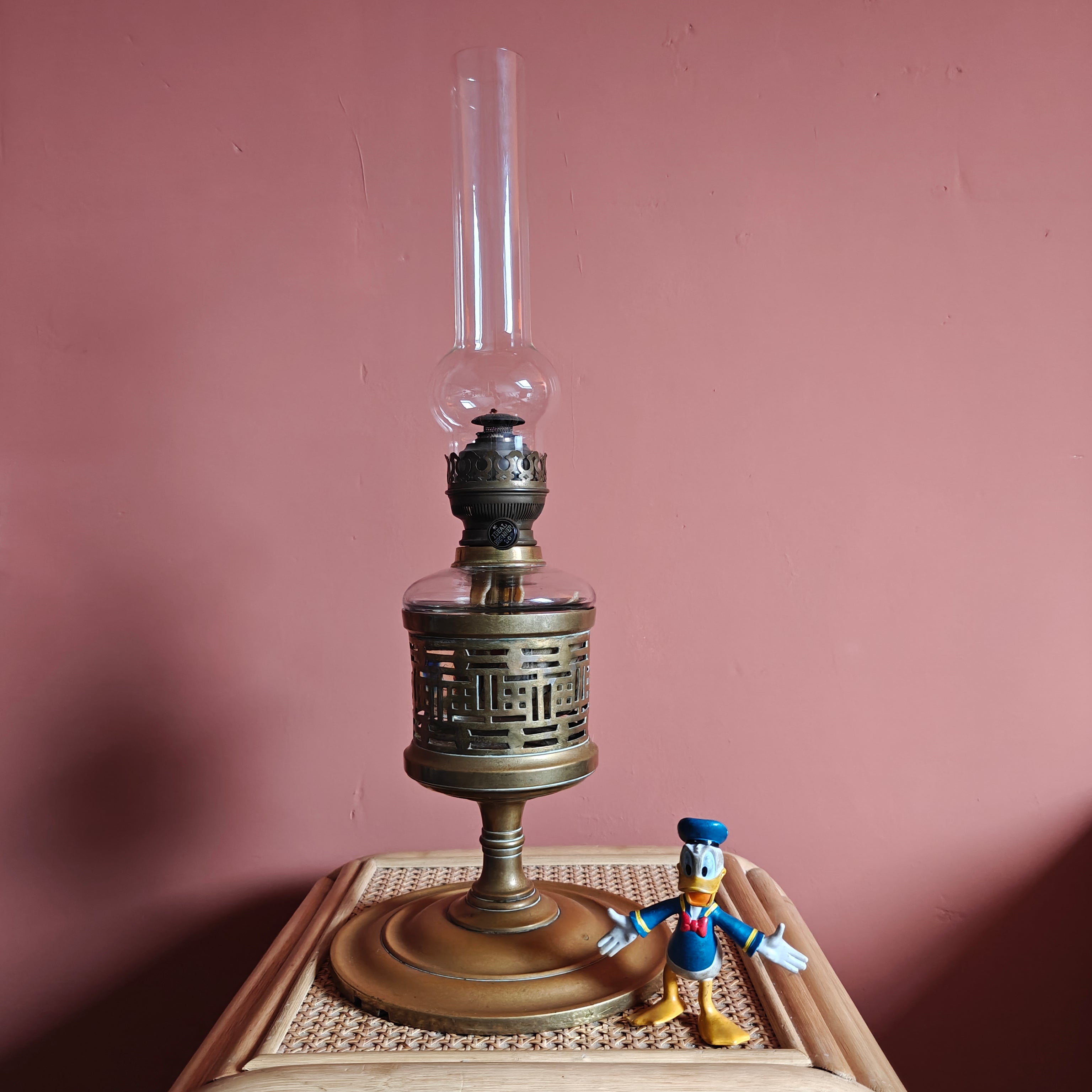 Extra-Large Antique Brass Oil Lamp – Brökelmann, Jaeger & Busse Burner (c.1900) with intricate brass design and glass chimney