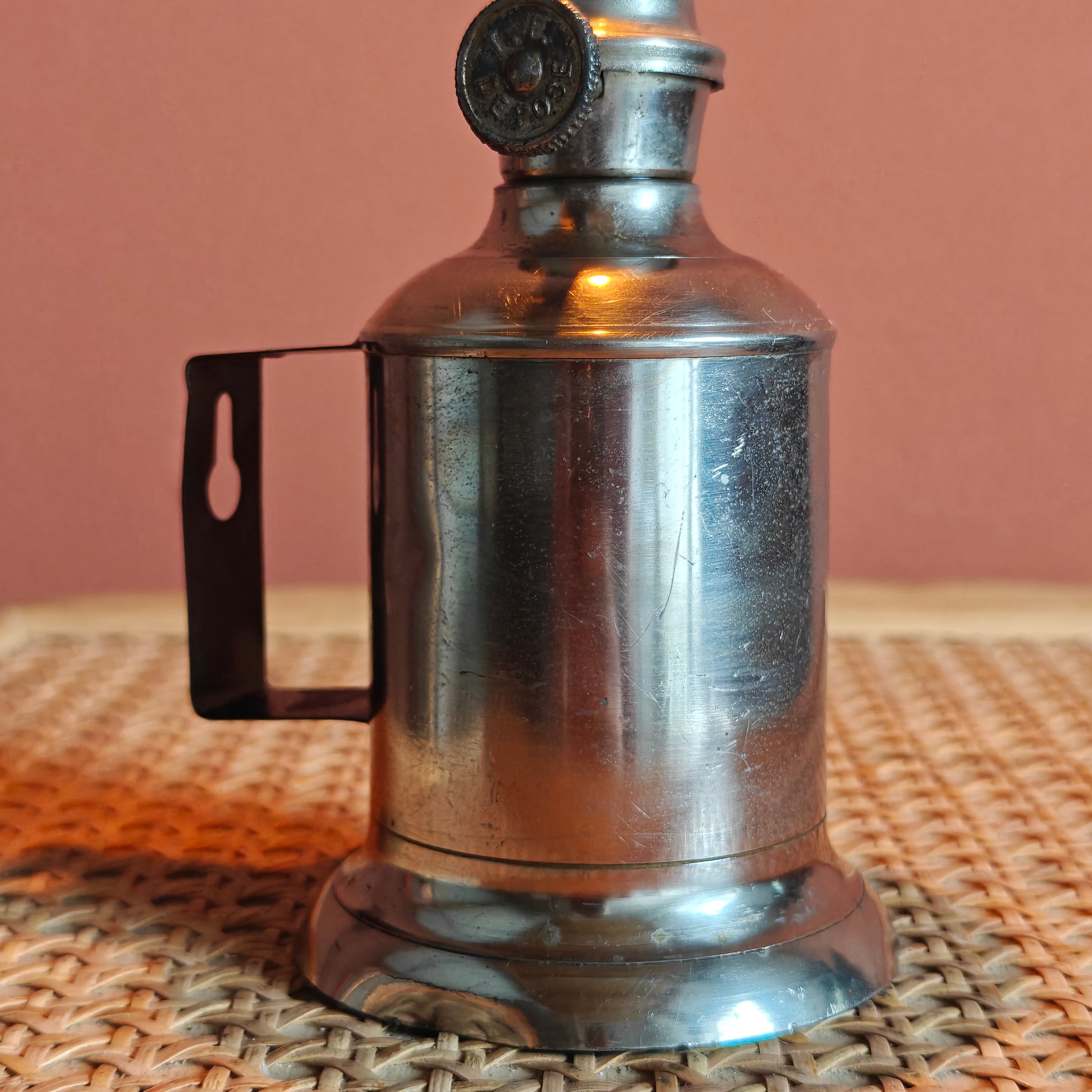 Vintage French Oil Lamp – Pigeon Style with T.F. Déposé Burner (17 cm) showcasing metal craftsmanship and classic design.