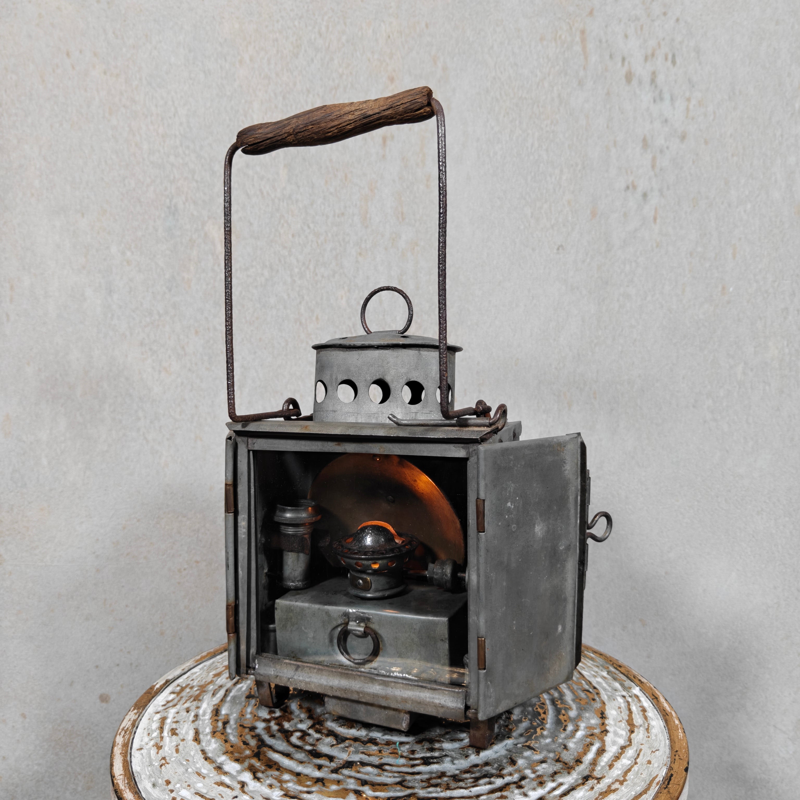 Very Rare Oil and Candle Trench Lamp – “Weltlaterne” by J. Schwarz & Co., Berlin – 1910–1920 – Complete and Working vintage lamp open door