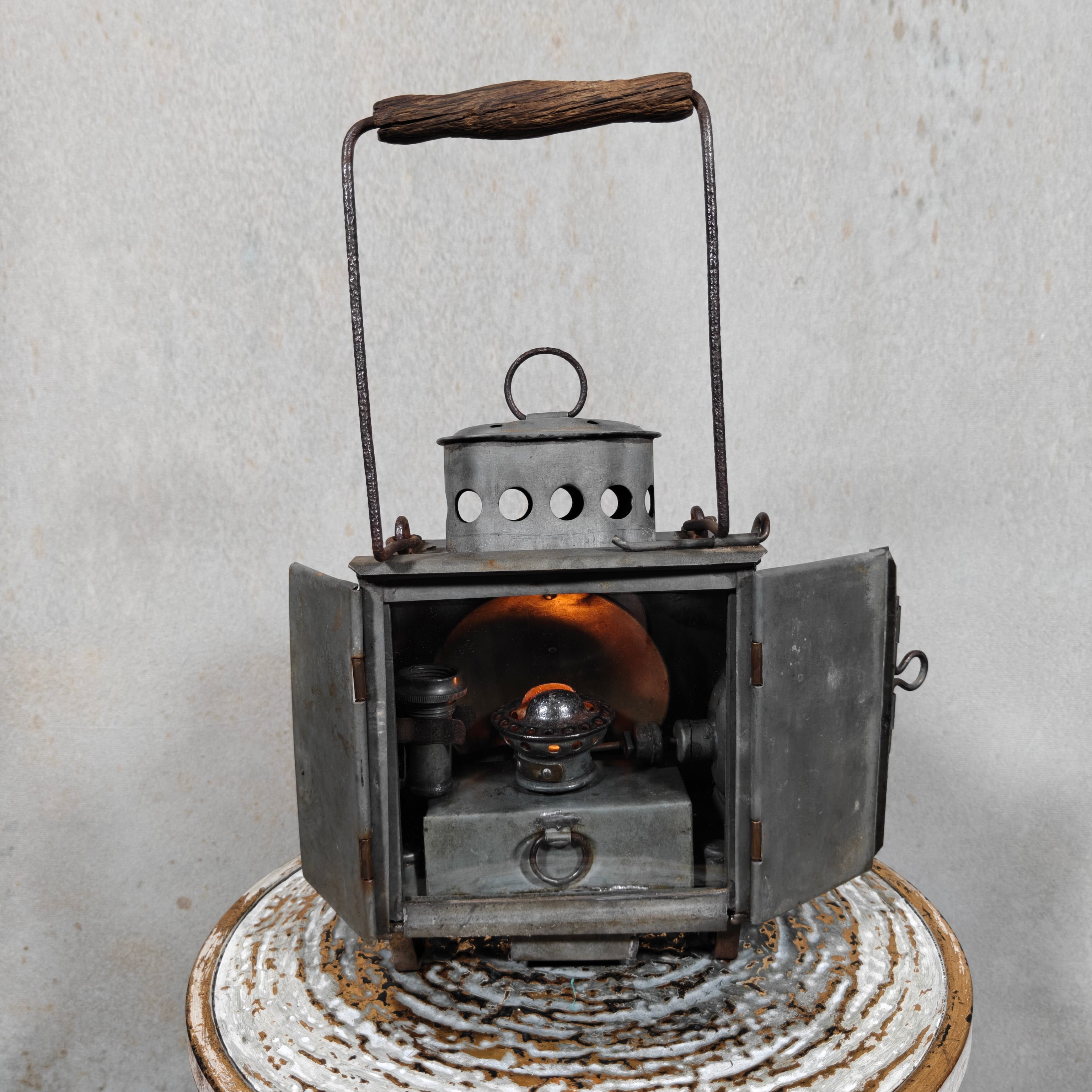 Very Rare Oil and Candle Trench Lamp – “Weltlaterne” by J. Schwarz & Co., Berlin, open metal lamp showing oil reservoir and wick mechanism