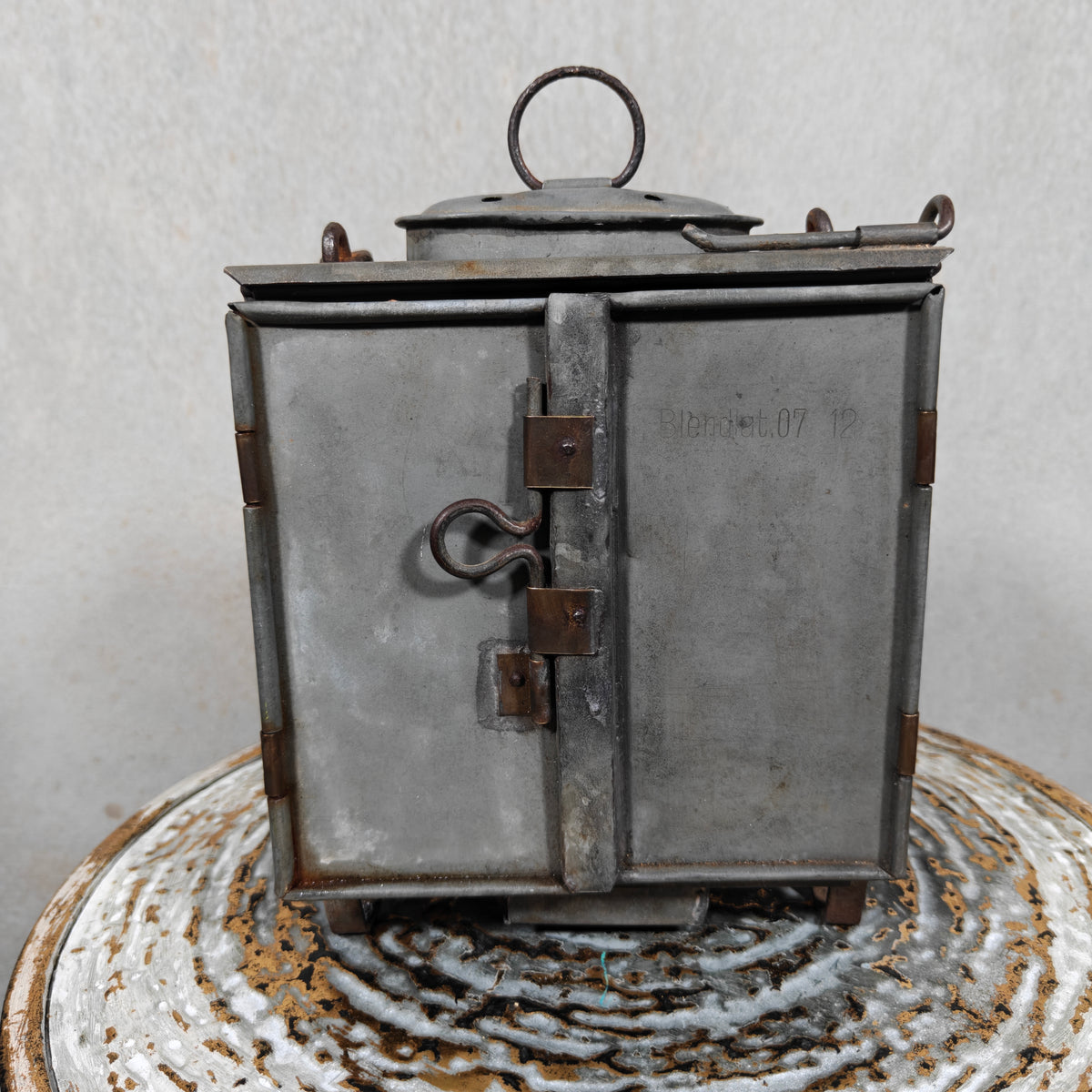 Very Rare Oil and Candle Trench Lamp – “Weltlaterne” by J. Schwarz & Co., Berlin – metal trench oil lamp with latch and handle