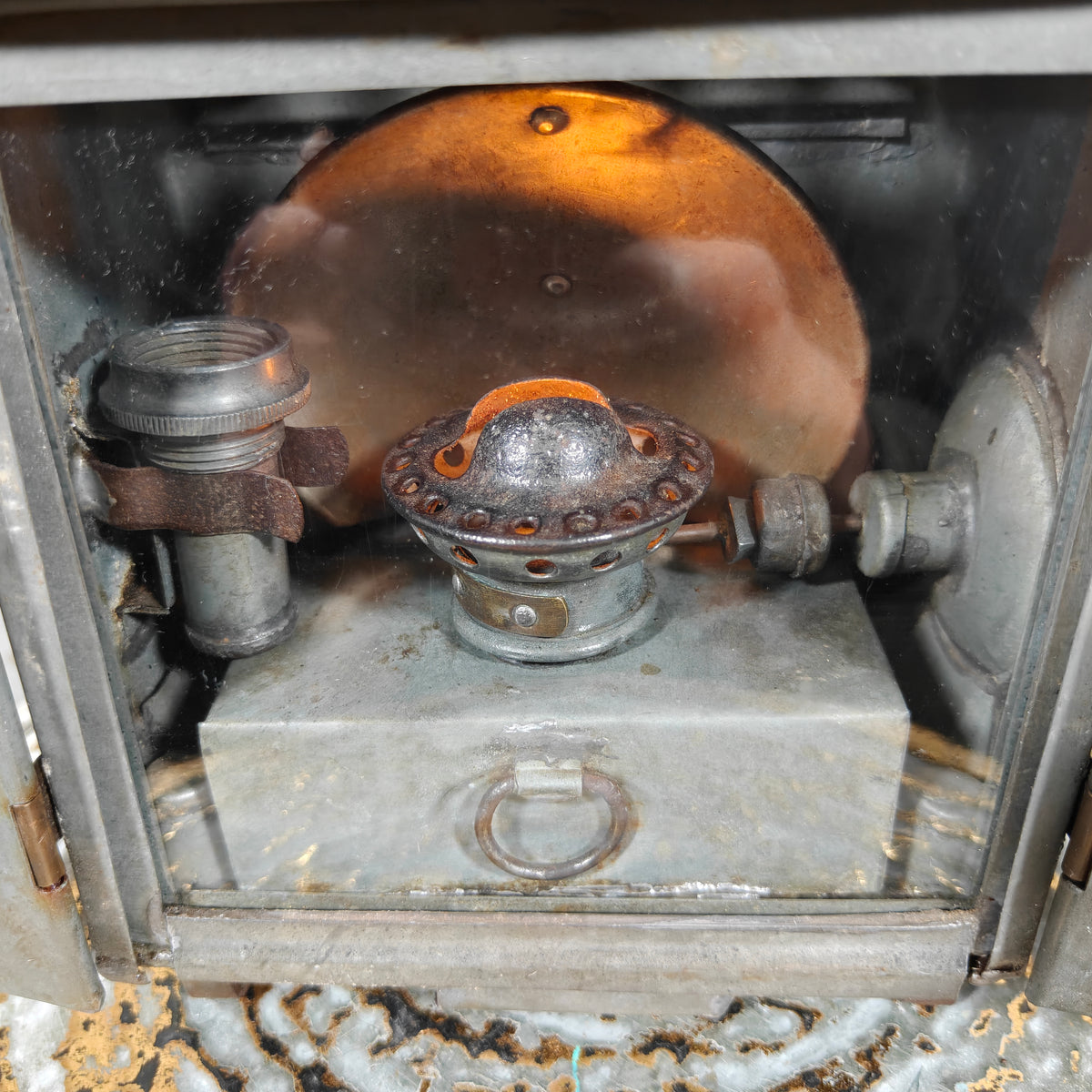 Very Rare Oil and Candle Trench Lamp – “Weltlaterne” by J. Schwarz & Co., Berlin – 1910–1920 – detailed oil lamp mechanism close-up