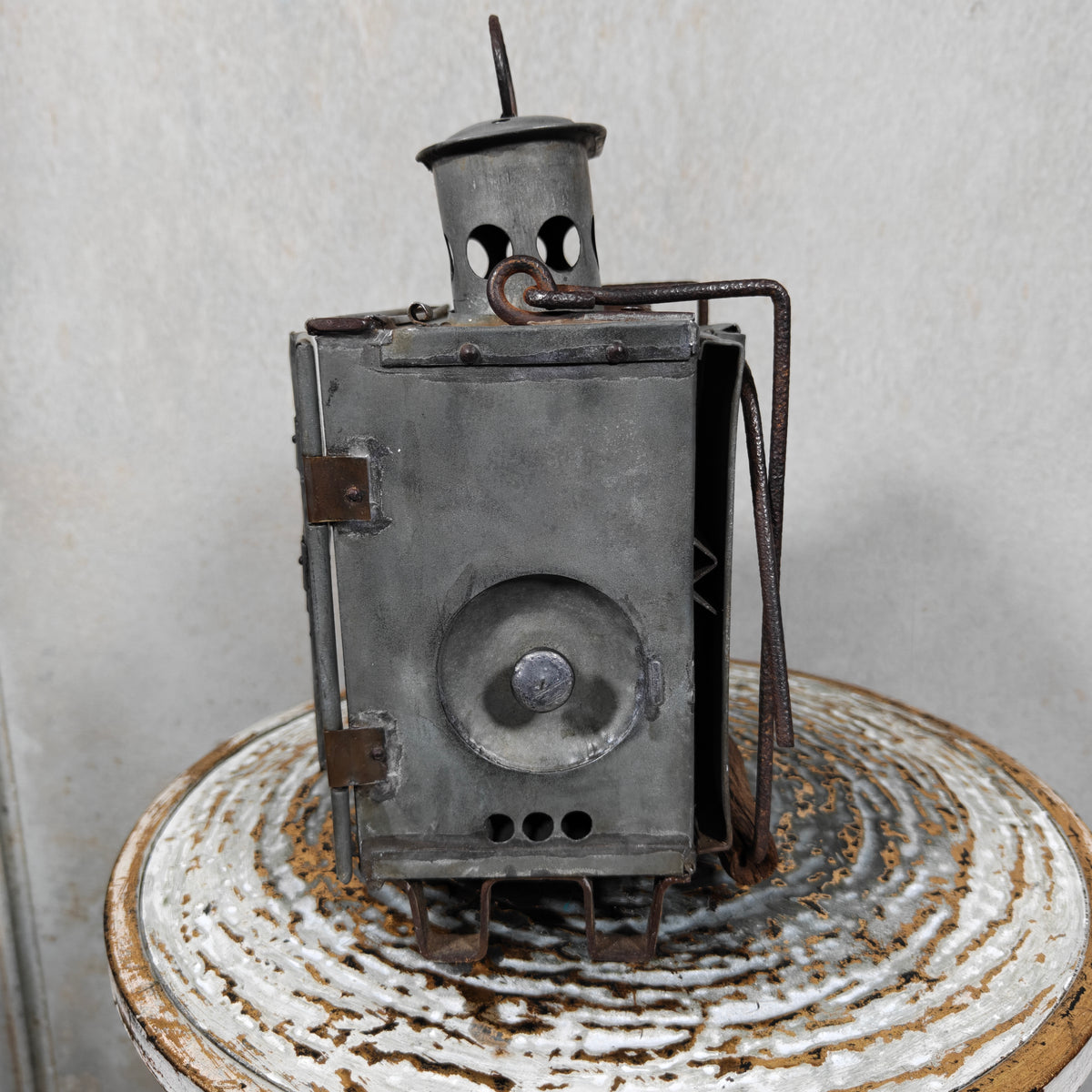 Very Rare Oil and Candle Trench Lamp – “Weltlaterne” by J. Schwarz & Co., Berlin – 1910–1920 – Complete and Working iron lamp