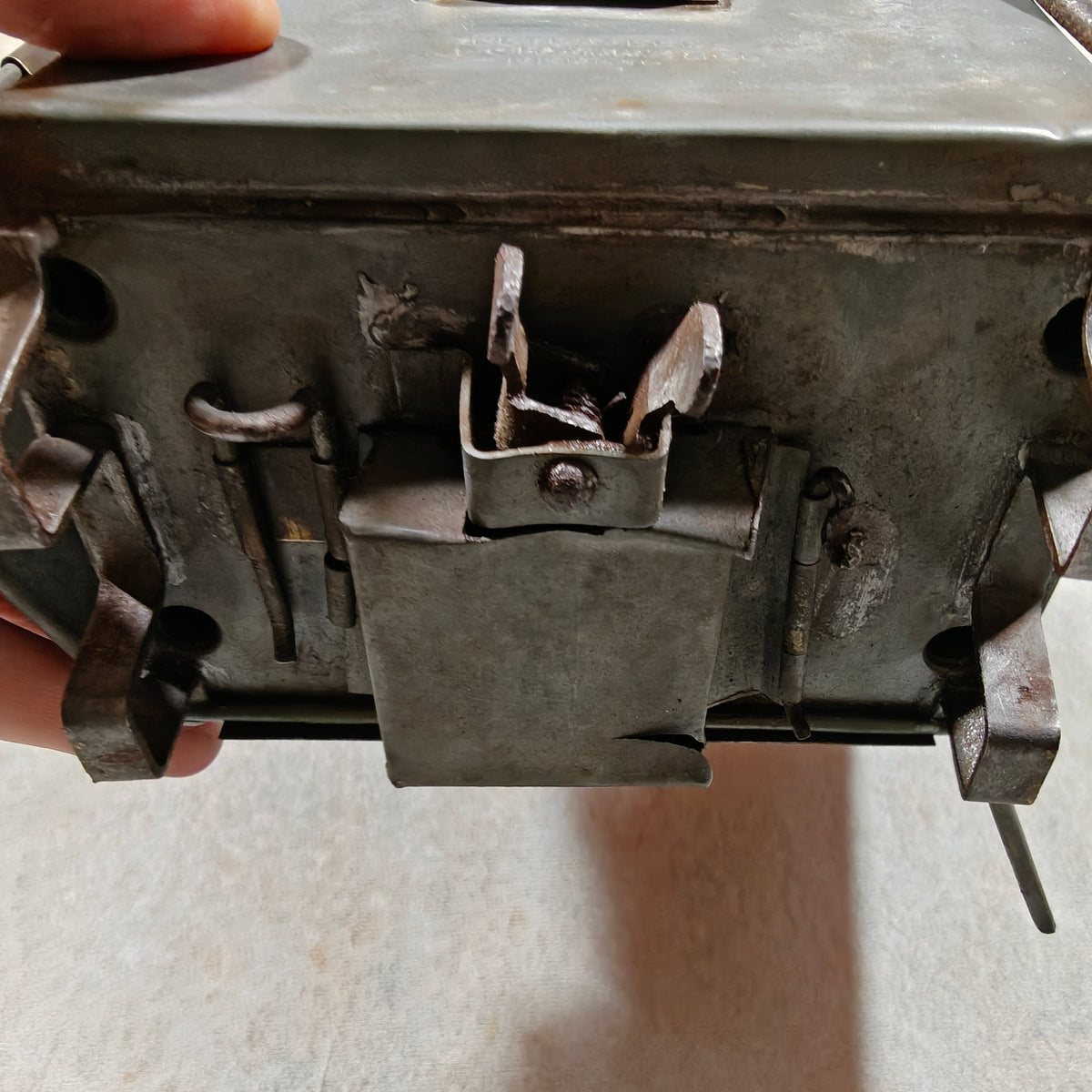 Very Rare Oil and Candle Trench Lamp – “Weltlaterne” by J. Schwarz & Co., Berlin – 1910–1920 – metal locking mechanism close-up