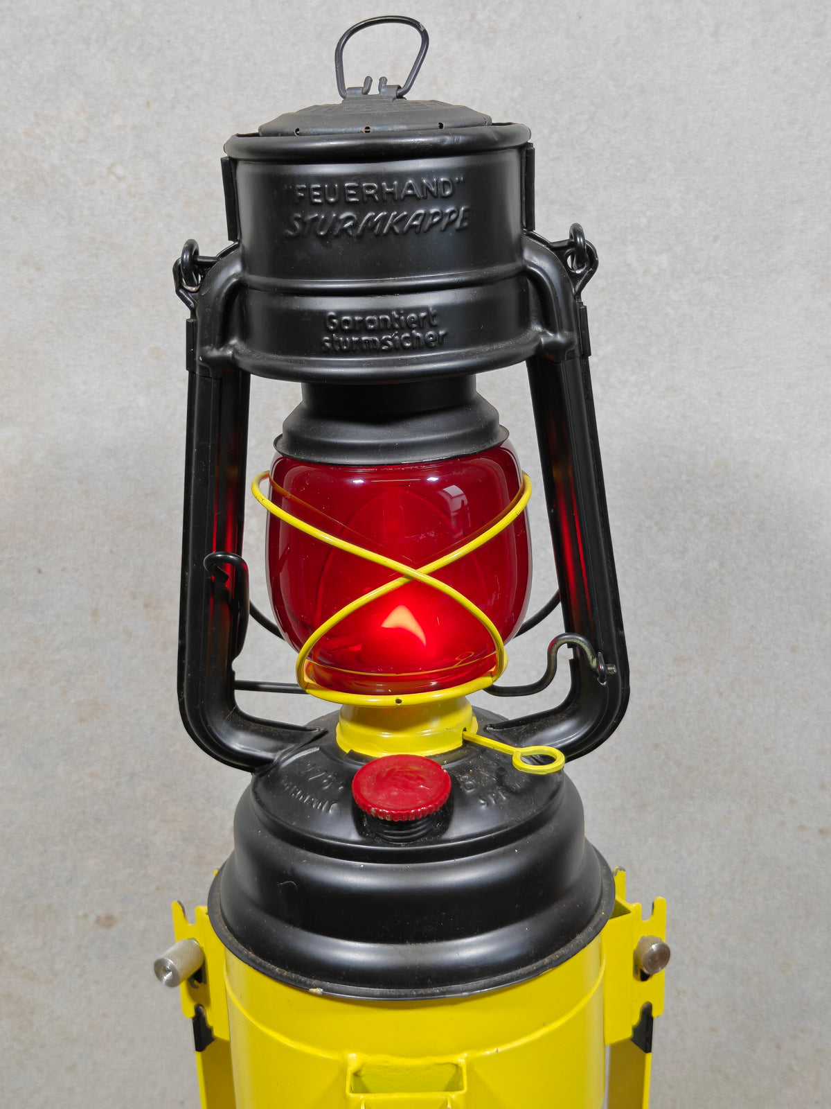Fantastic and Unique Feuerhand 276 Breakdown Lantern one-of-a-kind oil lamp with red glass and black metal frame in excellent condition