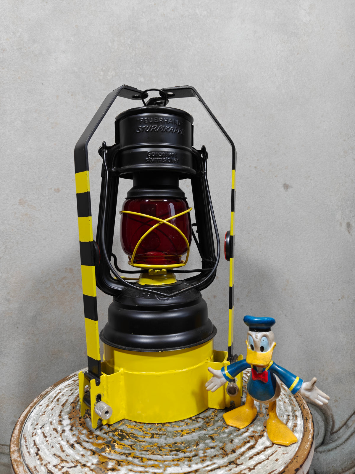 Fantastic and Unique Feuerhand 276 Breakdown Lantern – One‑of‑a‑Kind Custom Piece in excellent condition, classic oil lamp design