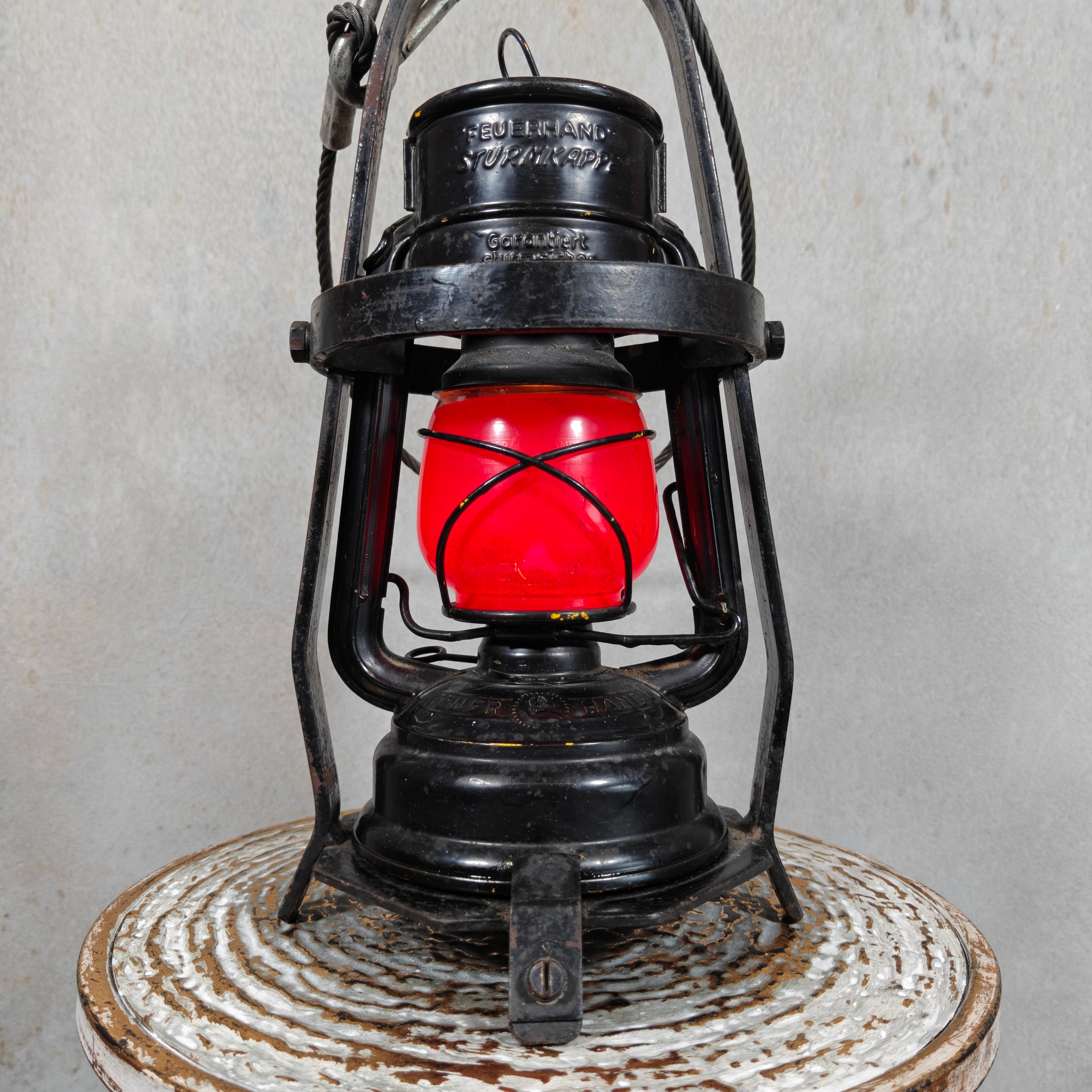 Rare Feuerhand 276 Work Lantern – Heavy-Duty Cage Frame – Vintage & Functional oil lamp with red glass and sturdy black metal frame.