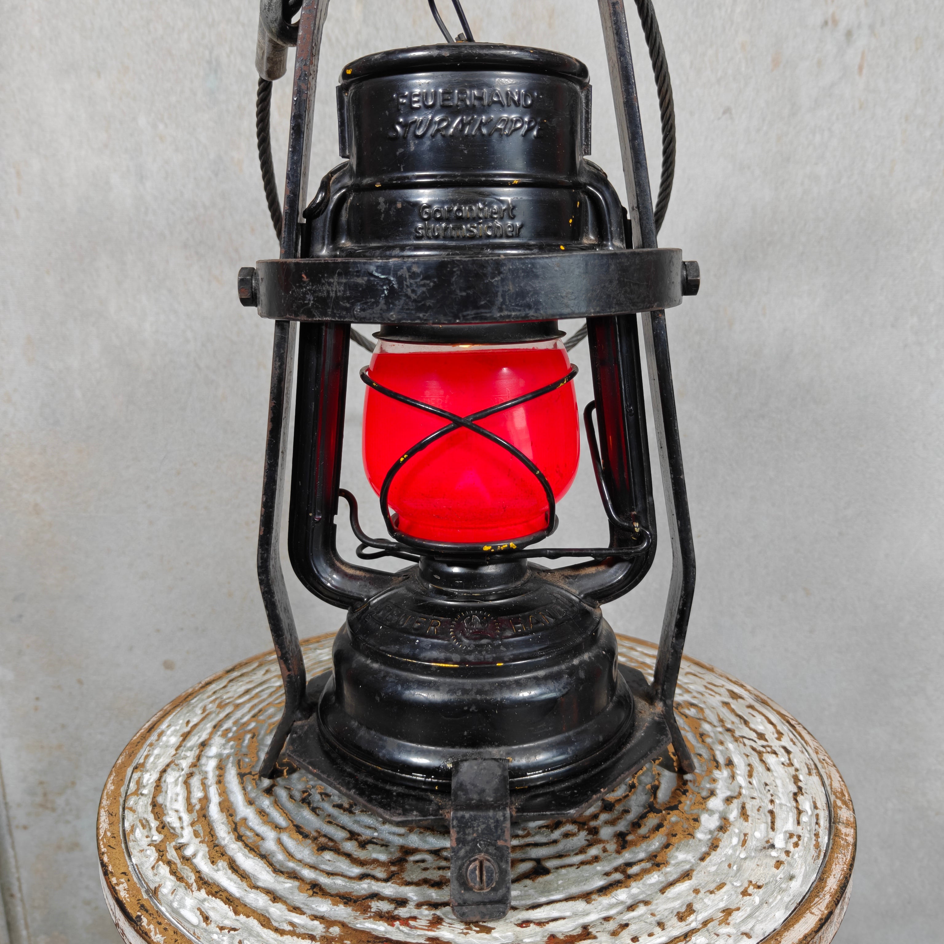 Rare Feuerhand 276 Work Lantern – Heavy-Duty Cage Frame – Vintage & Functional oil lamp with bright red glass and sturdy black frame