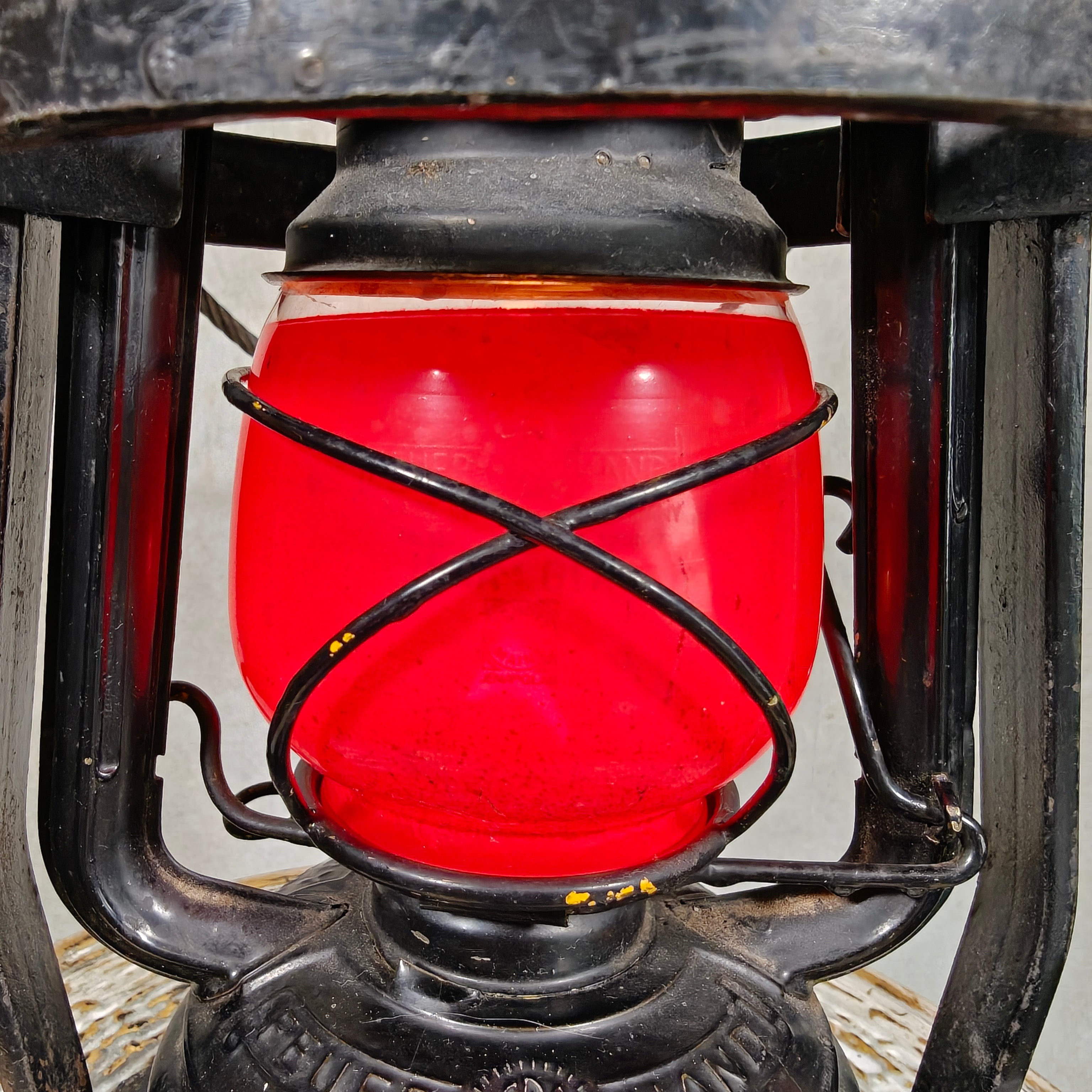 Rare Feuerhand 276 Work Lantern – Heavy-Duty Cage Frame – Vintage & Functional red oil lamp with sturdy protective metal cage
