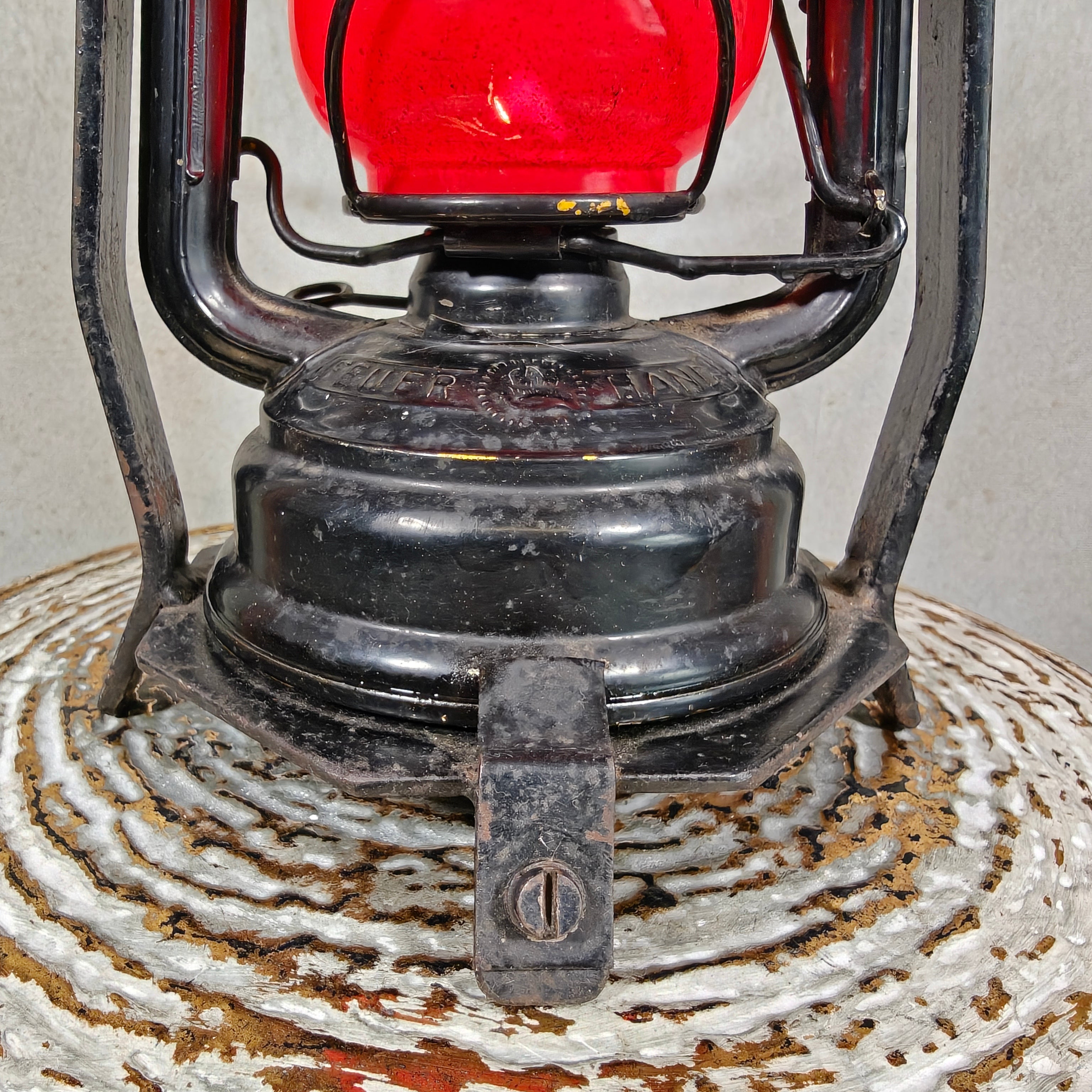 Rare Feuerhand 276 Work Lantern – Heavy-Duty Cage Frame – Vintage & Functional oil lamp with sturdy black metal base and red glass globe