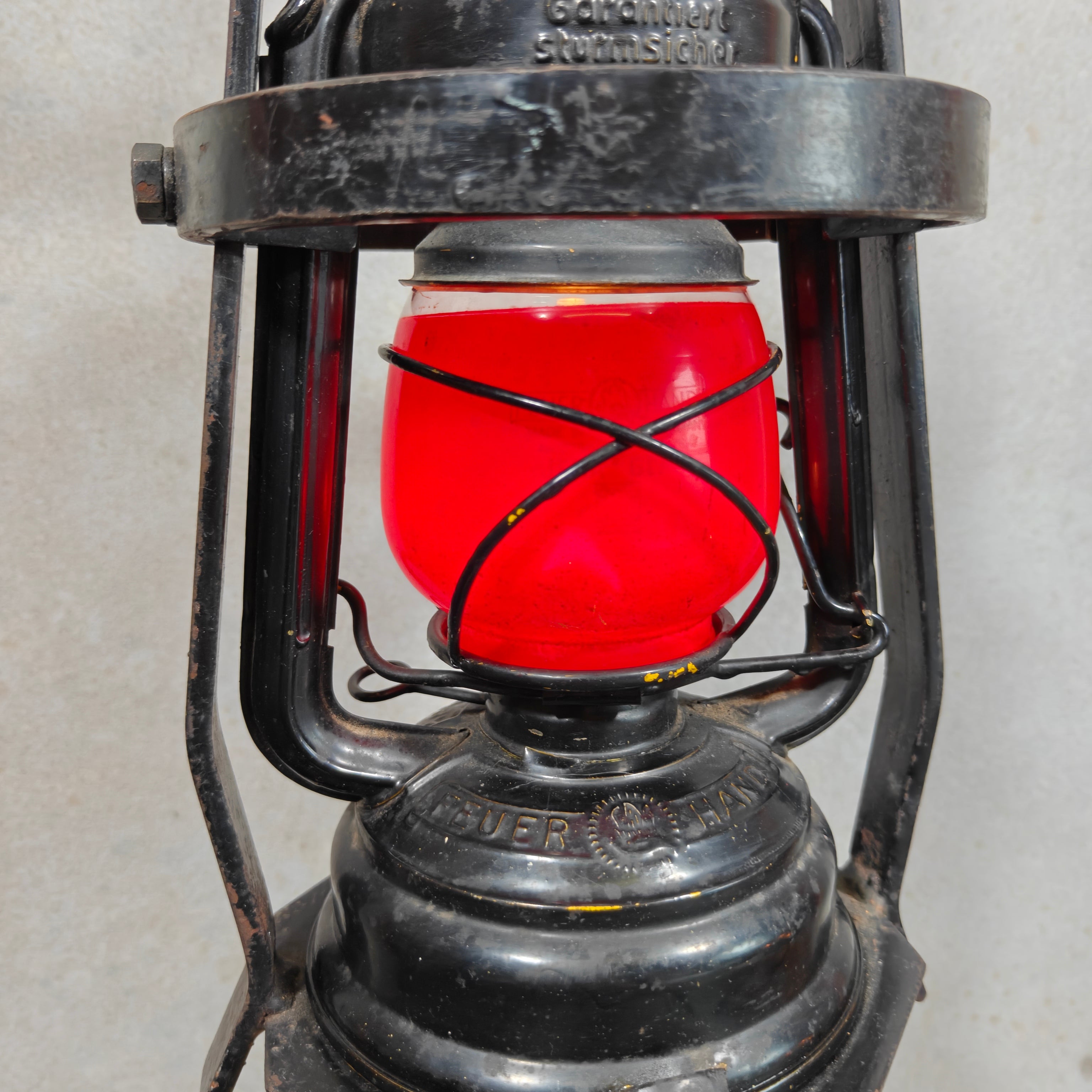 Rare Feuerhand 276 Work Lantern – Heavy-Duty Cage Frame – Vintage & Functional oil lamp with bright red glass and sturdy metal cage.