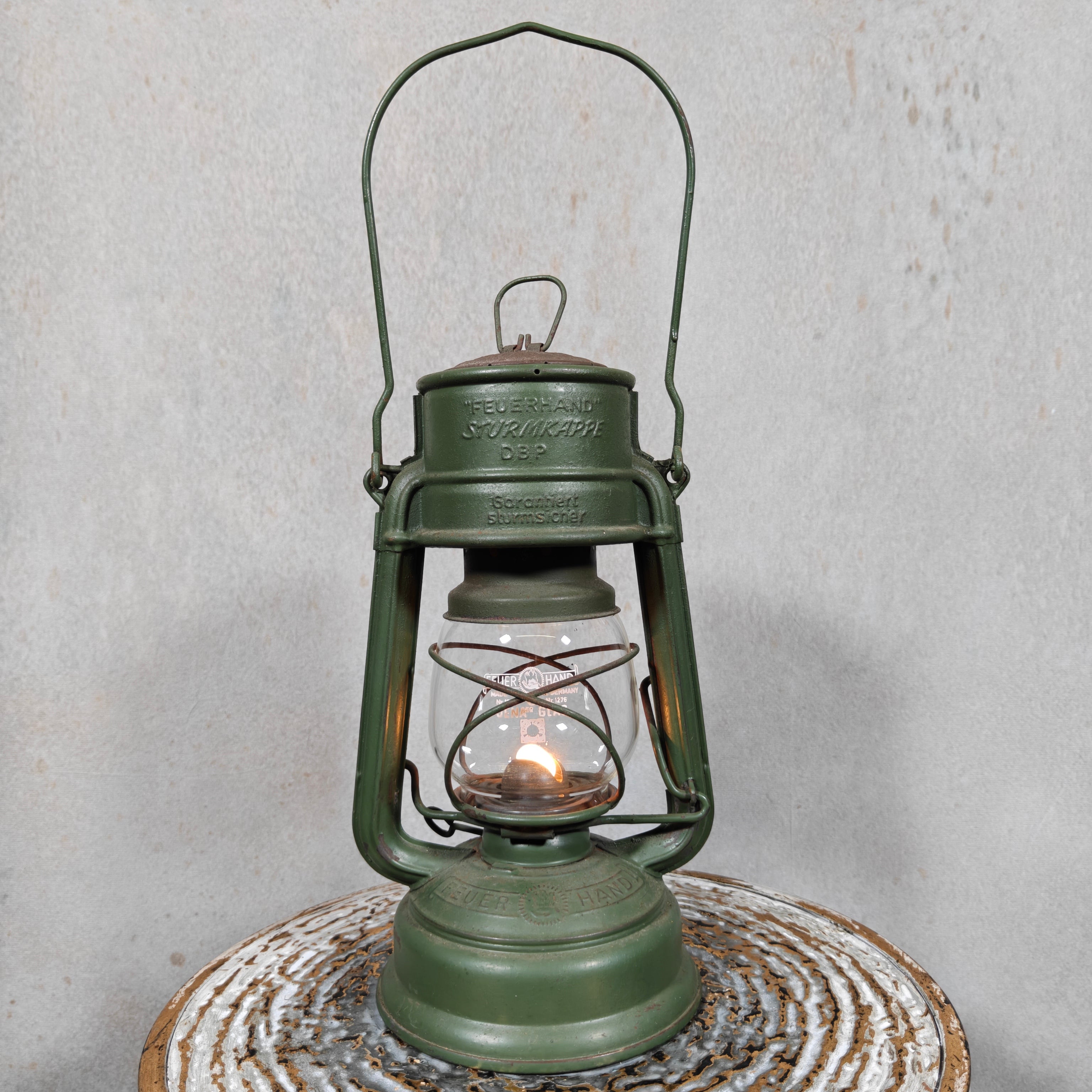 Hurricane lantern – Feuerhand 276 STK Sturmkappe – in good usable condition, with original glass and green painted finish.