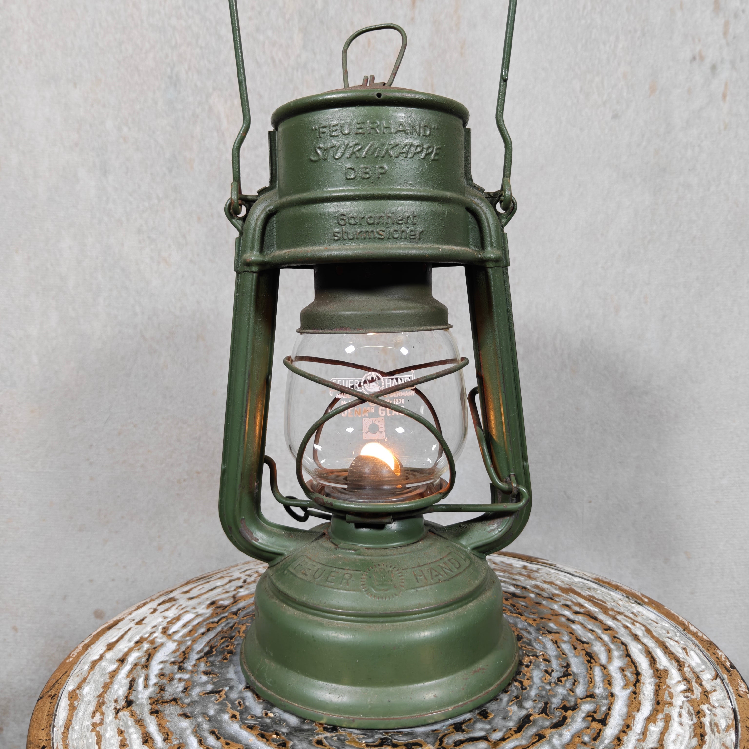 Hurricane lantern – Feuerhand 276 STK Sturmkappe – in good usable condition, with original glass and green painted finish.