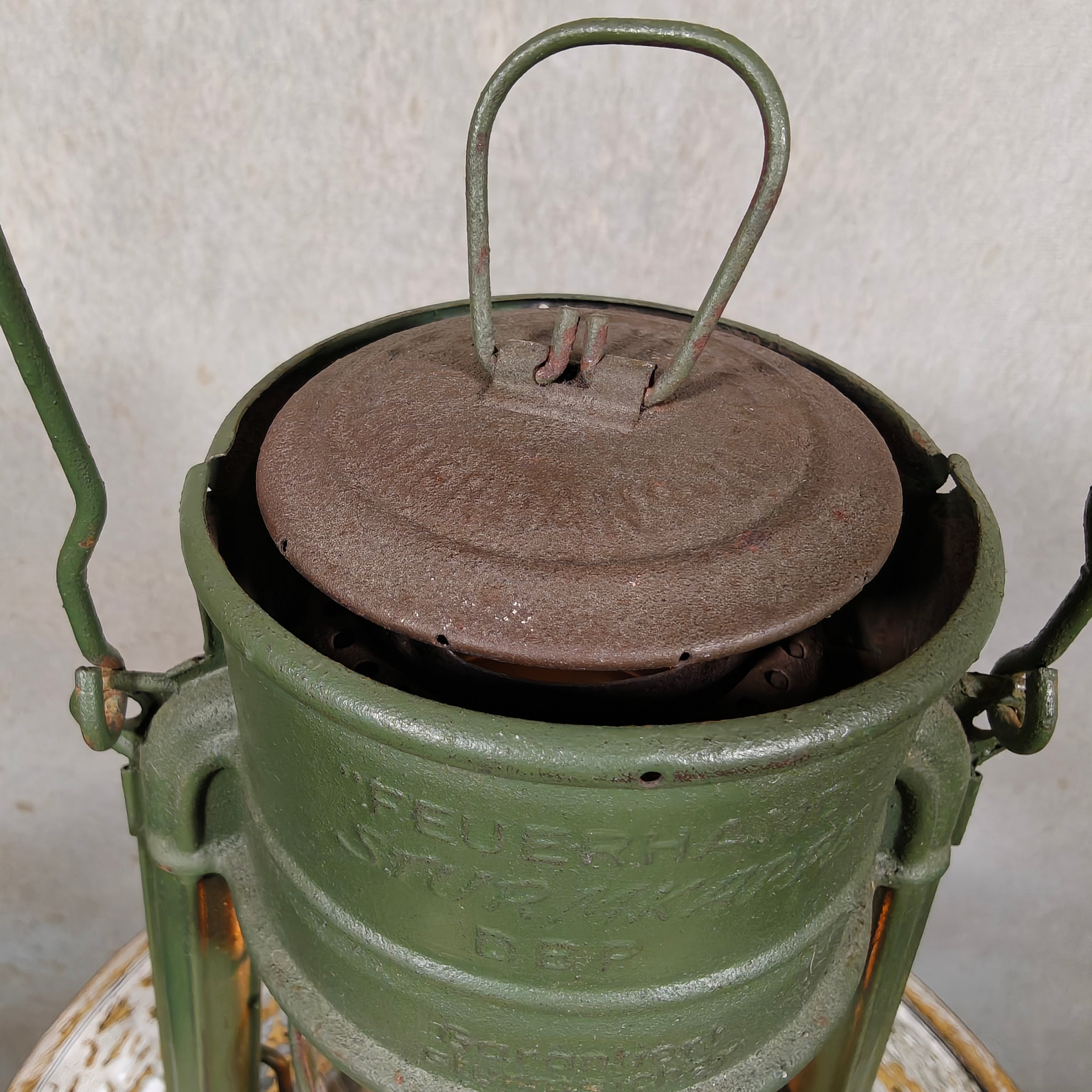 Hurricane lantern – Feuerhand 276 STK Sturmkappe – in good usable condition, with original glass and green painted finish.
