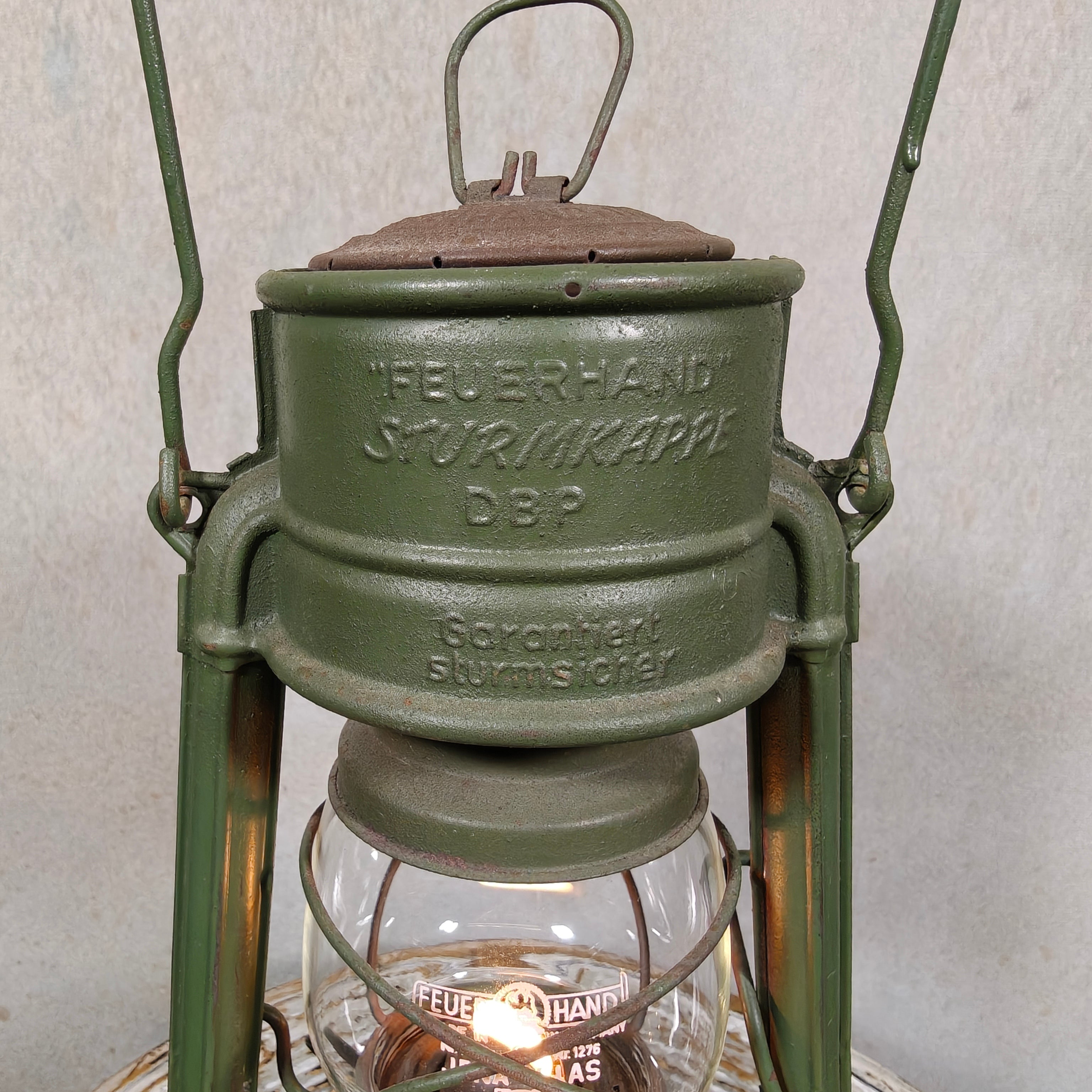 Hurricane lantern – Feuerhand 276 STK Sturmkappe – in good usable condition, with original glass and green painted finish.