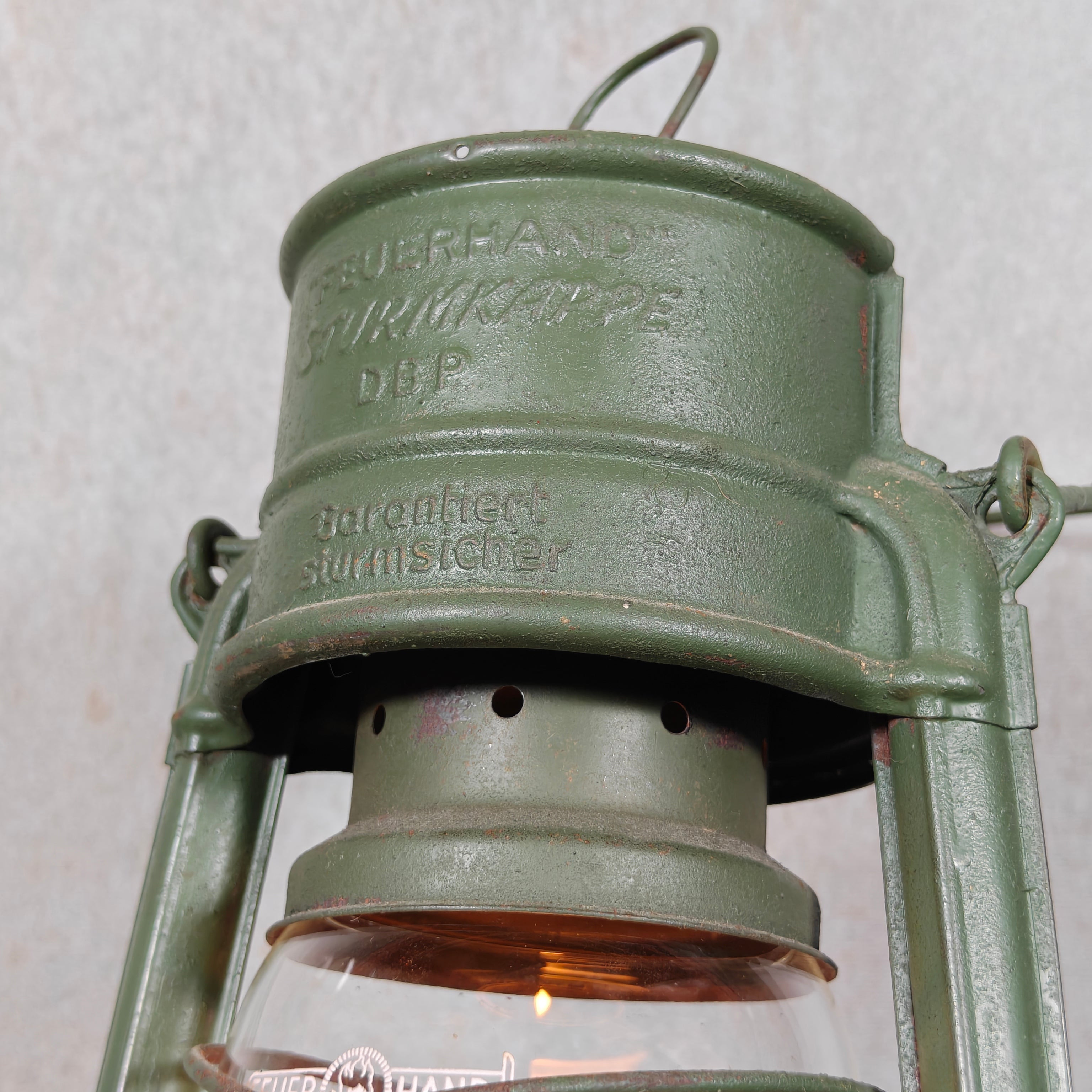 Hurricane lantern – Feuerhand 276 STK Sturmkappe – in good usable condition, with original glass and green painted finish.
