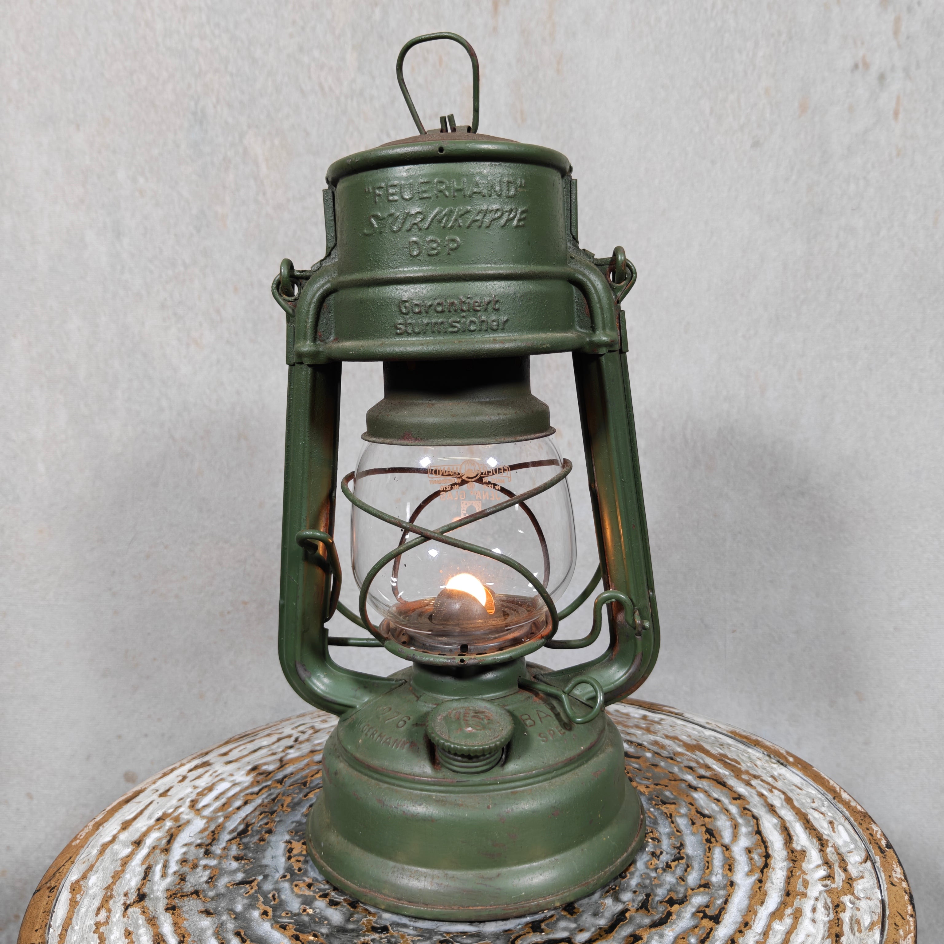 Hurricane lantern – Feuerhand 276 STK Sturmkappe – in good usable condition, with original glass and green painted finish.