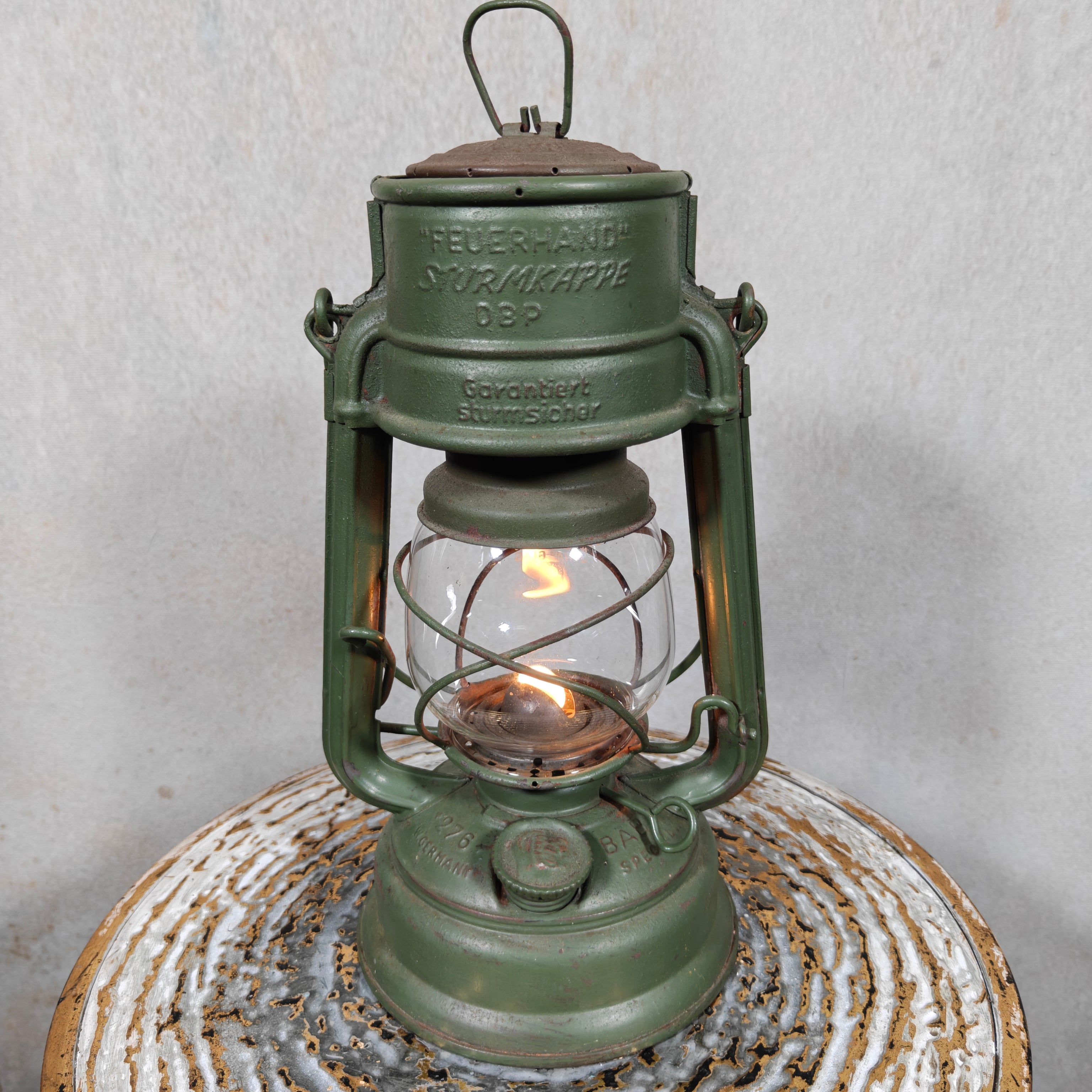 Hurricane lantern – Feuerhand 276 STK Sturmkappe – in good usable condition, with original glass and green painted finish.