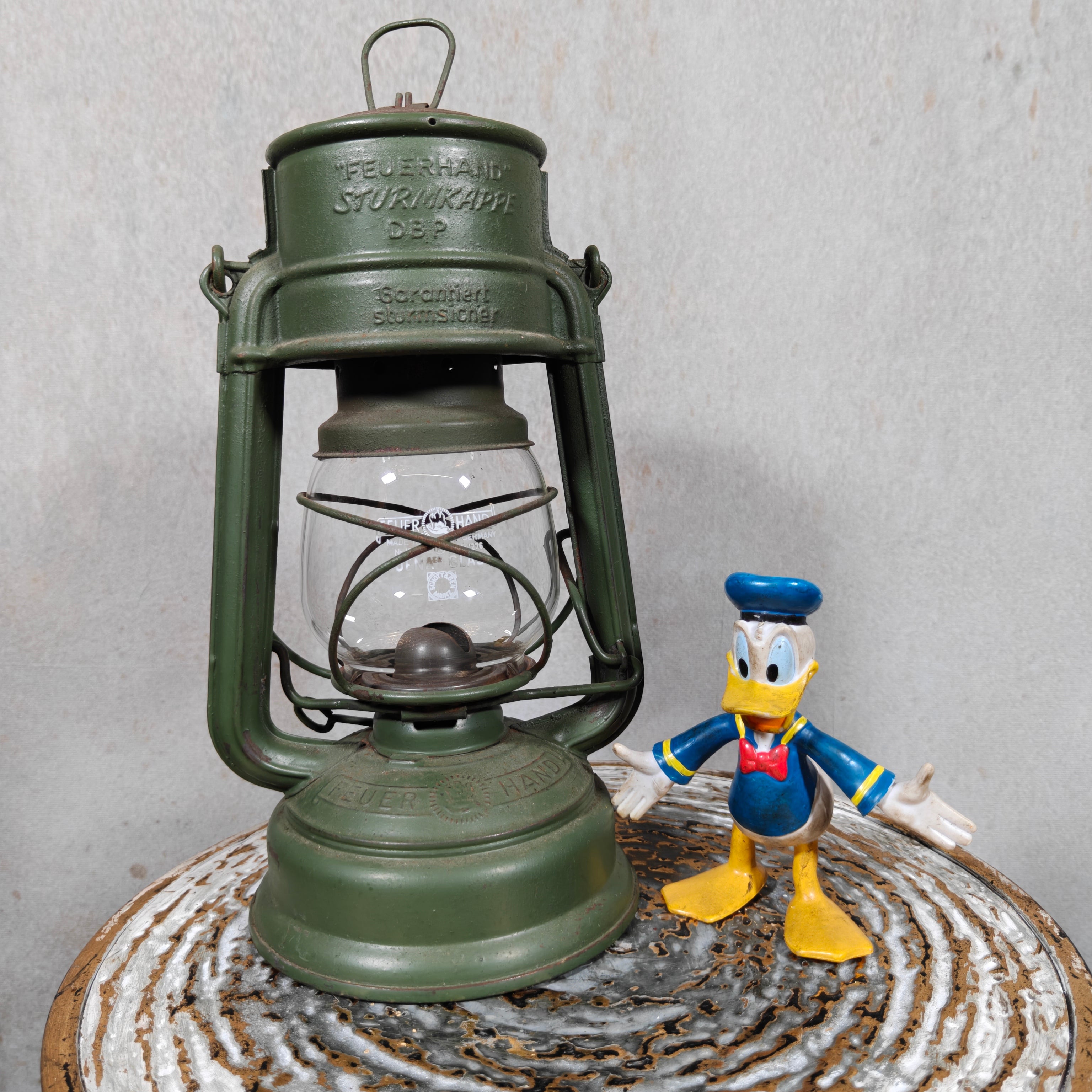 Hurricane lantern – Feuerhand 276 STK Sturmkappe – in good usable condition, with original glass and green painted finish.