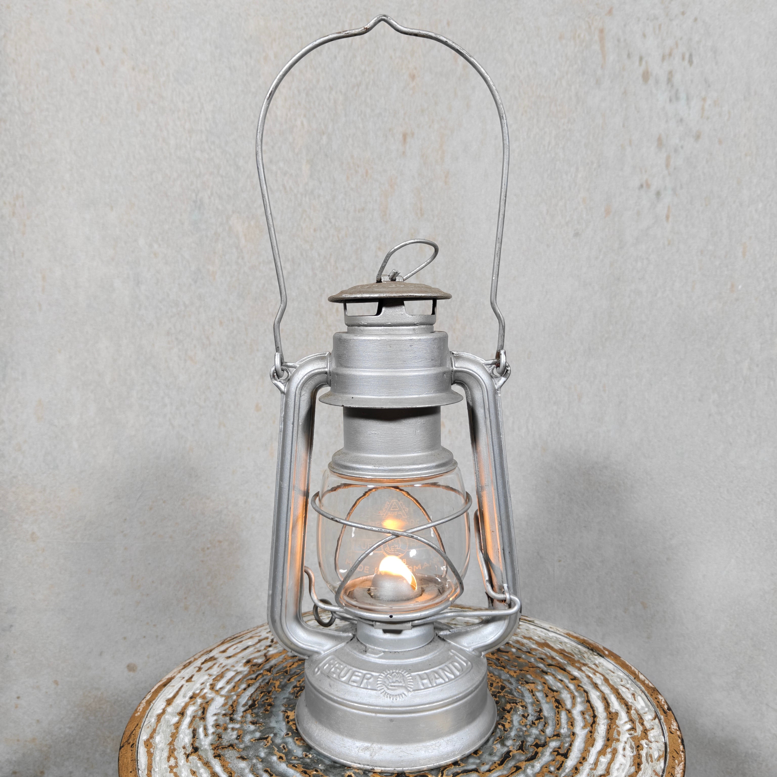 Fantastic and extremely rare Feuerhand 275 “Non‑Baby” variant – early post‑war lantern with Auer glass – in good working condition, silver painted.
