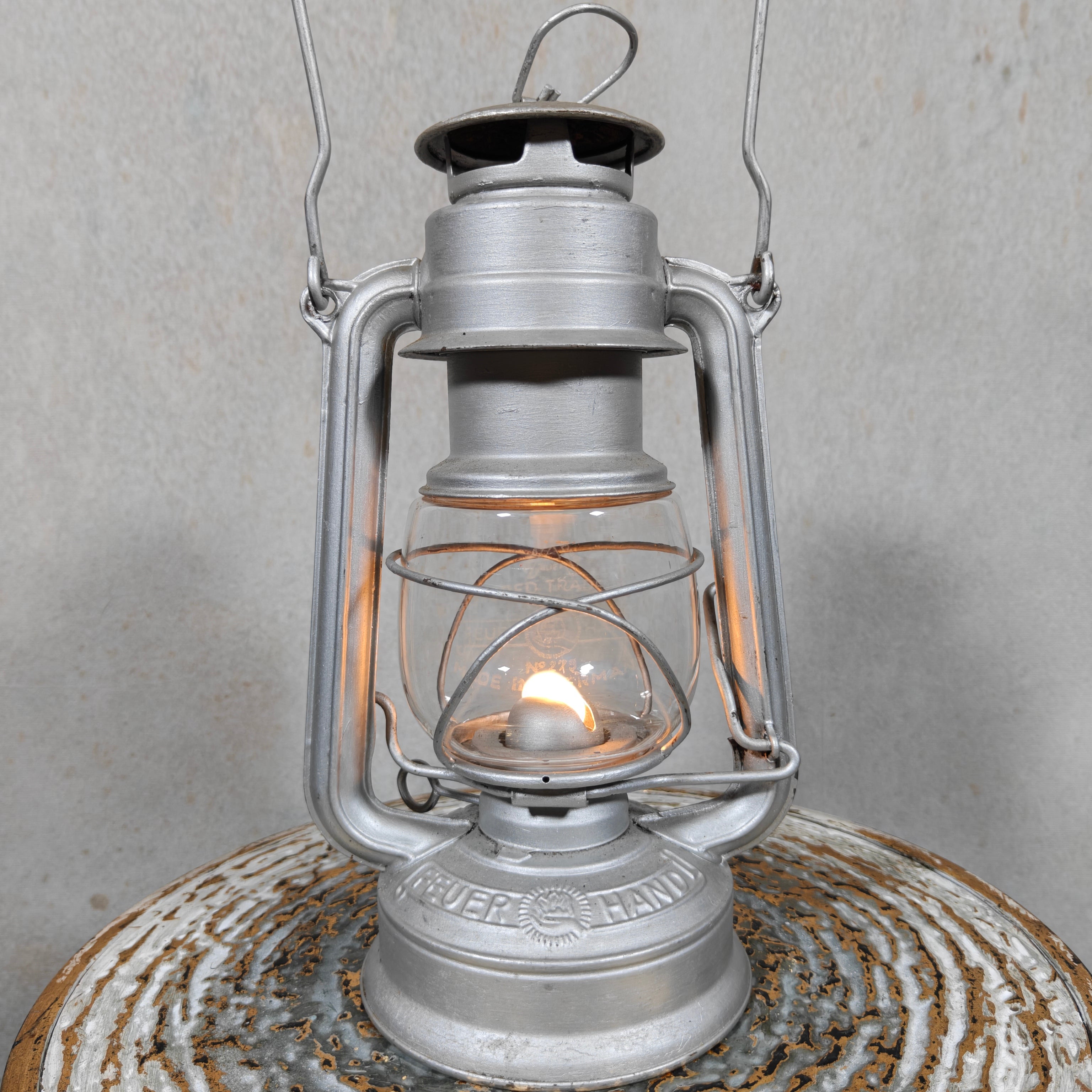 Fantastic and extremely rare Feuerhand 275 “Non‑Baby” variant – early post‑war lantern with Auer glass – in good working condition, silver painted.