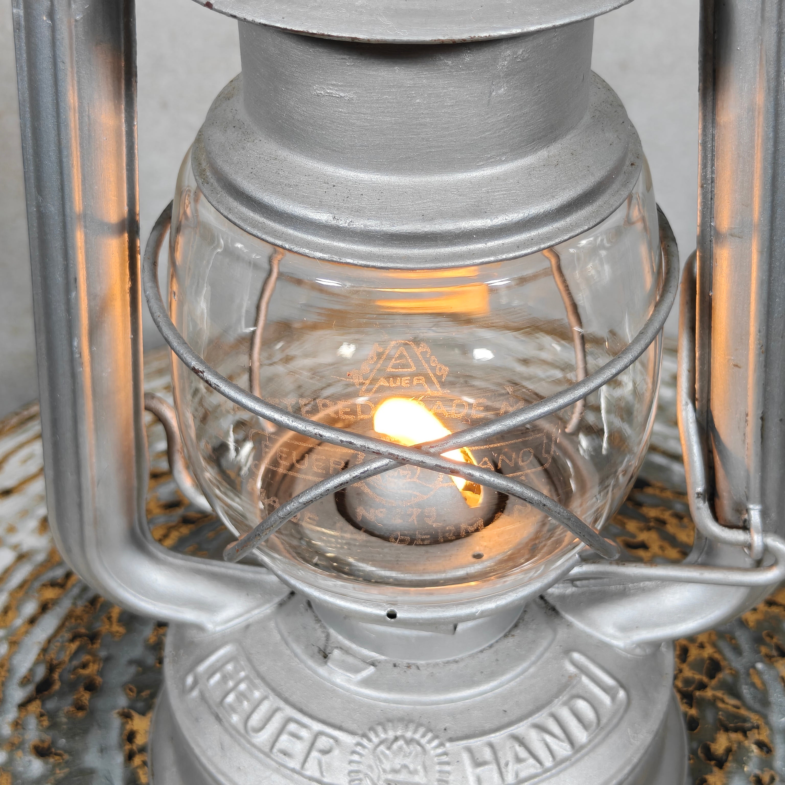Fantastic and extremely rare Feuerhand 275 “Non‑Baby” variant – early post‑war lantern with Auer glass – in good working condition, silver painted.