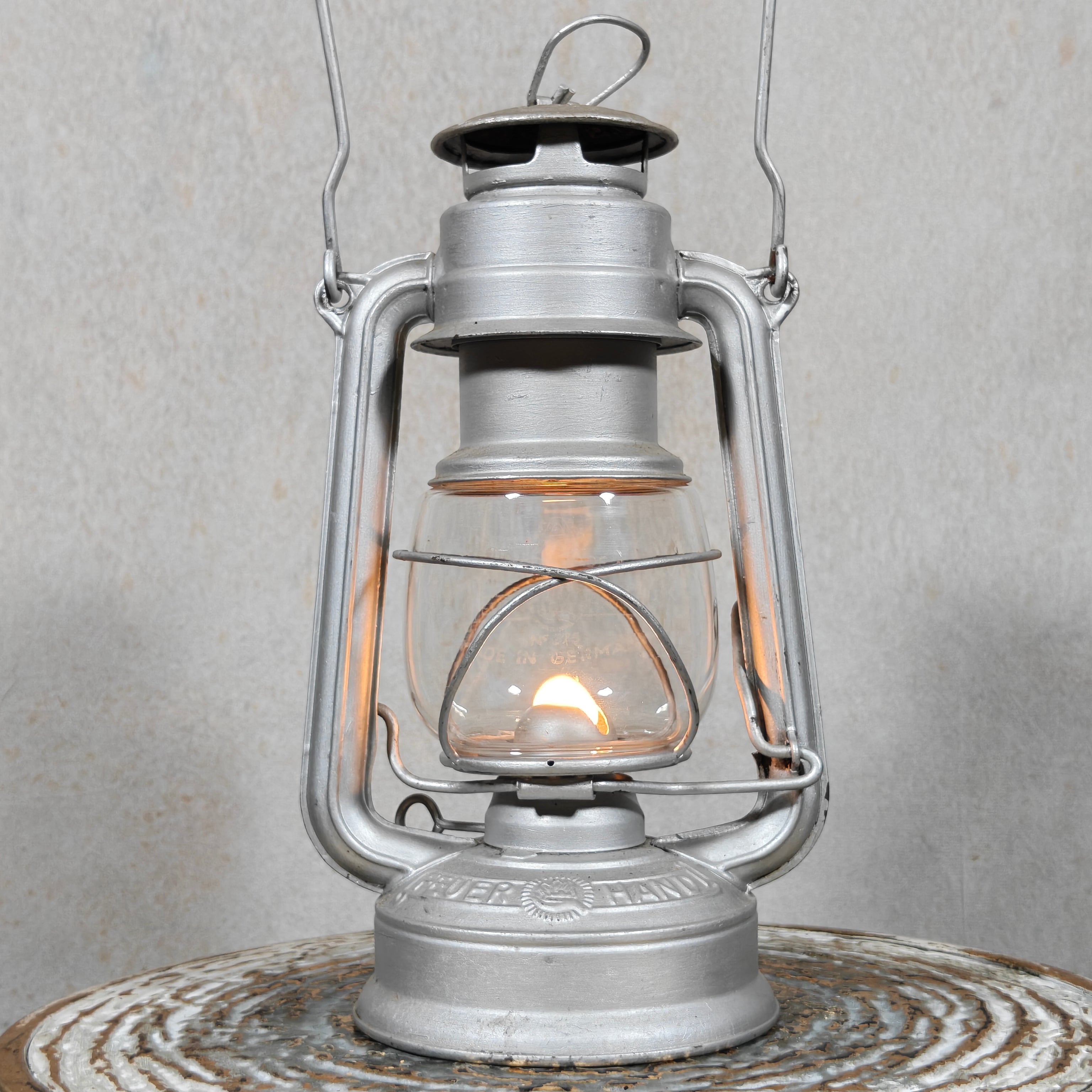 Fantastic and extremely rare Feuerhand 275 “Non‑Baby” variant – early post‑war lantern with Auer glass – in good working condition, silver painted.