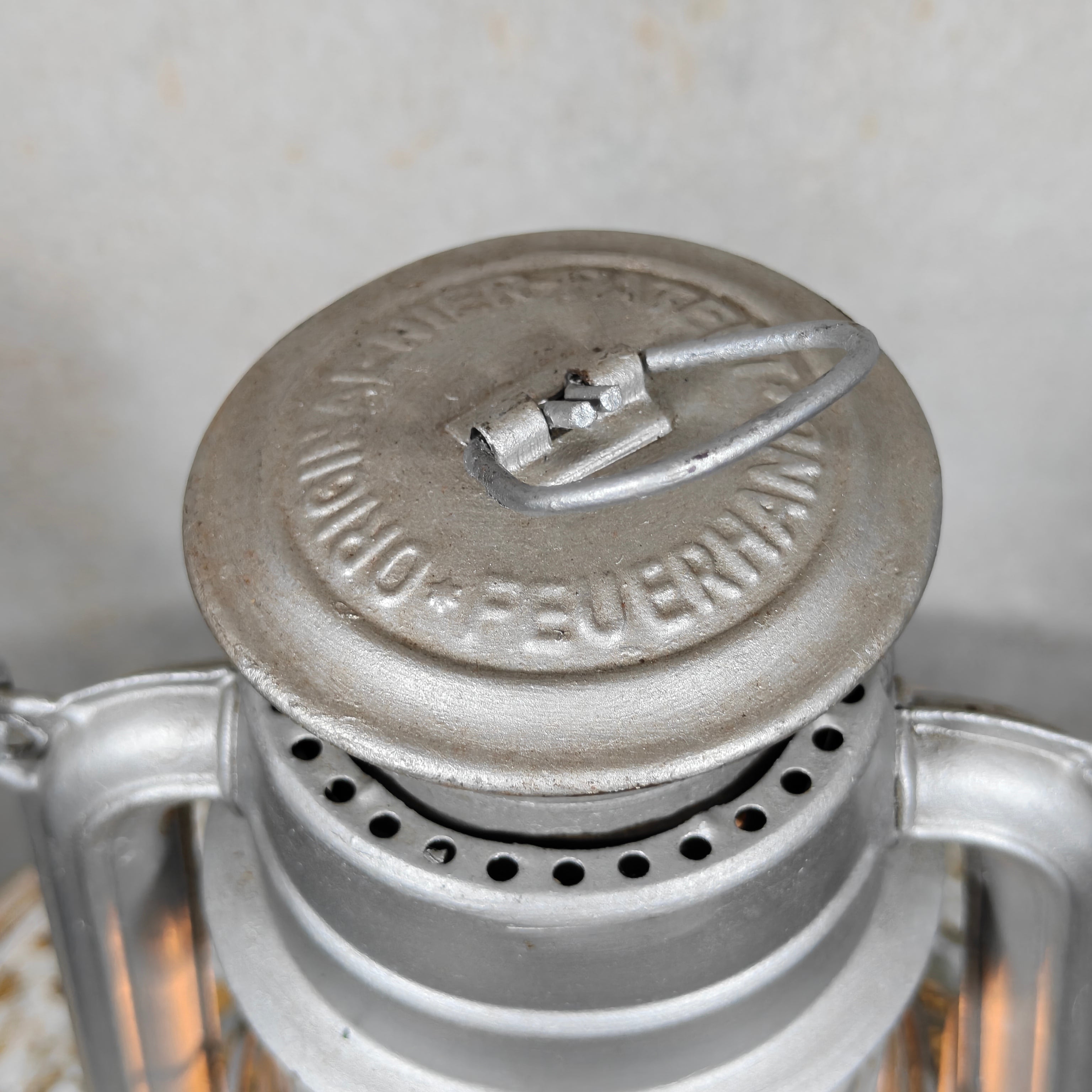 Fantastic and extremely rare Feuerhand 275 “Non‑Baby” variant – early post‑war lantern with Auer glass – in good working condition, silver painted.