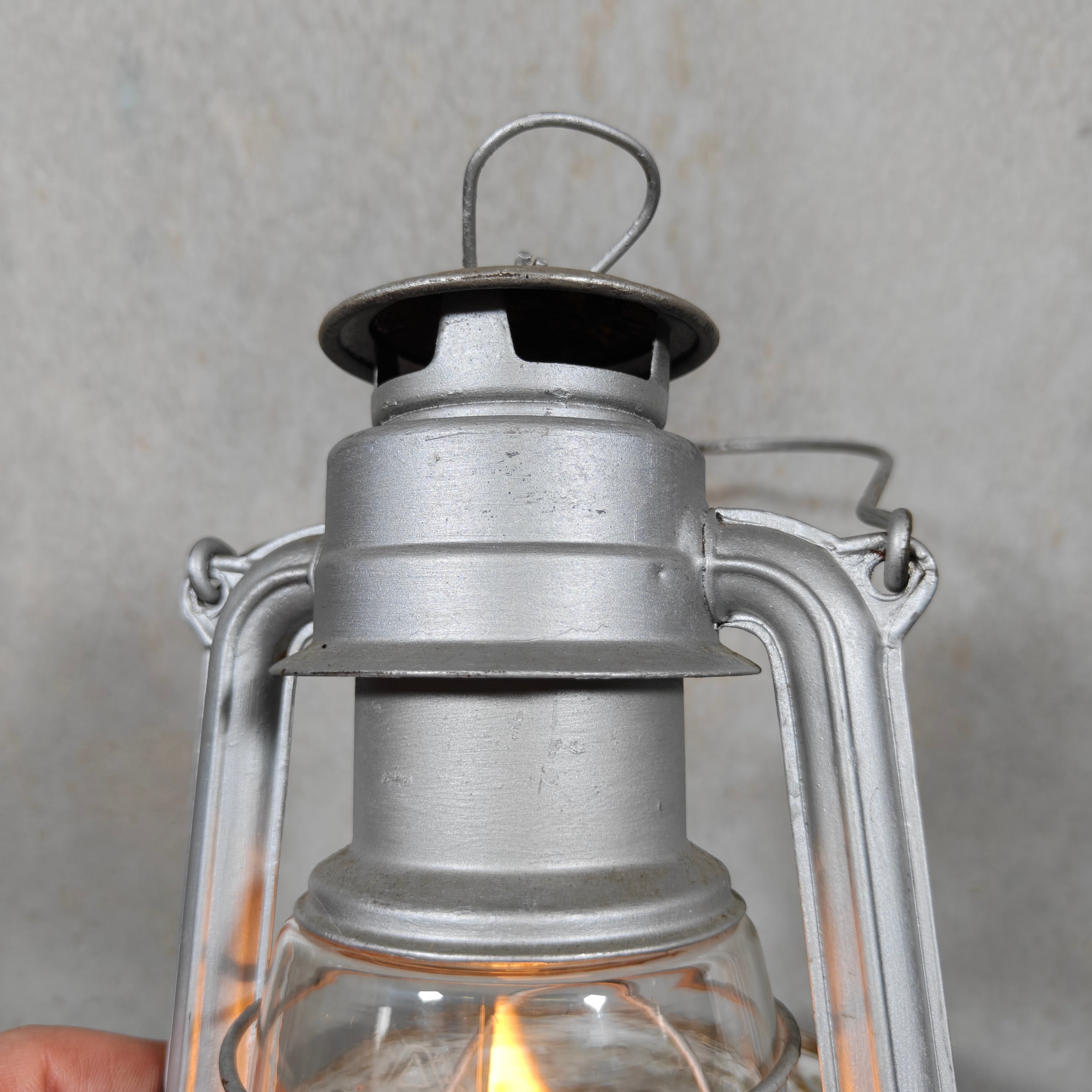 Fantastic and extremely rare Feuerhand 275 “Non‑Baby” variant – early post‑war lantern with Auer glass – in good working condition, silver painted.