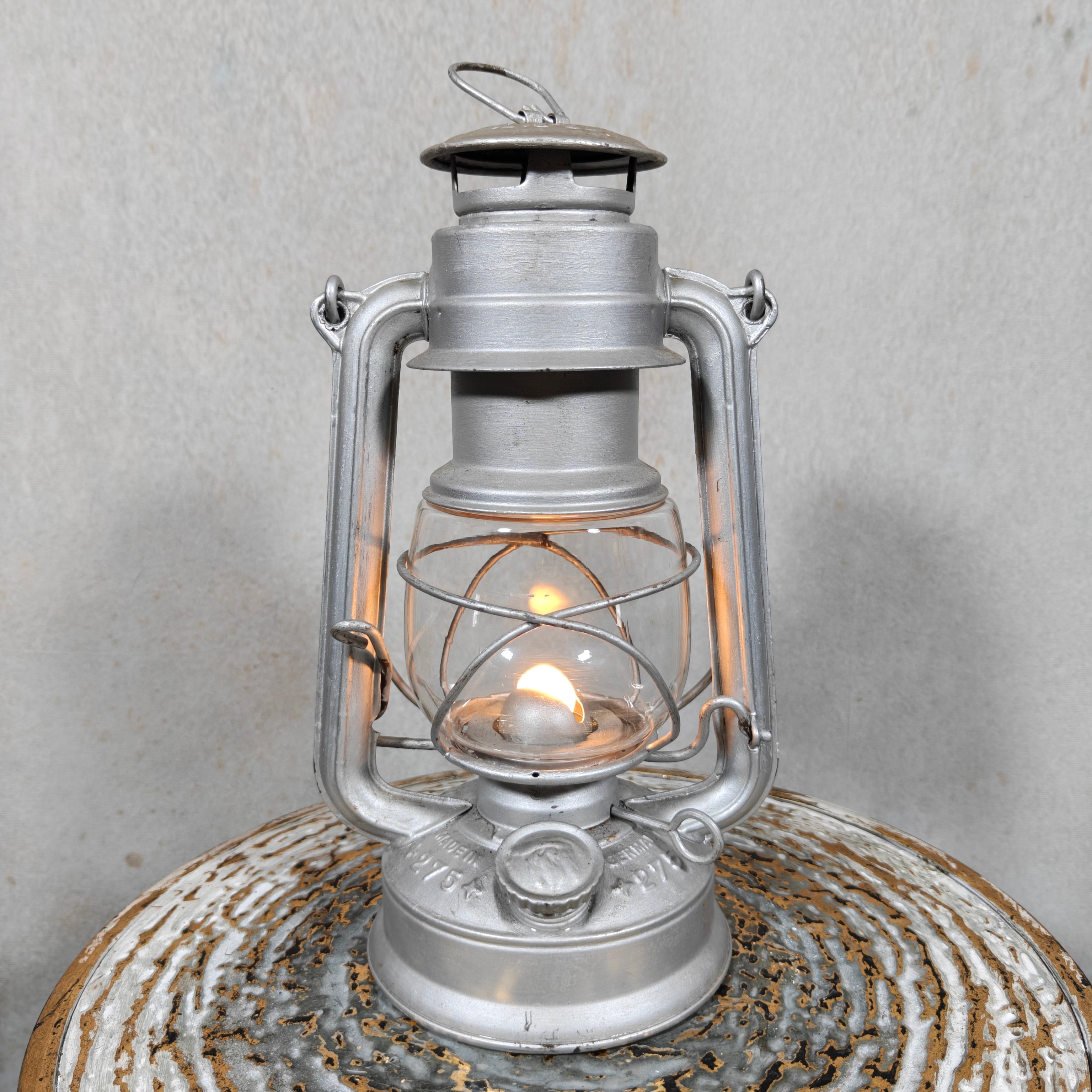 Fantastic and extremely rare Feuerhand 275 “Non‑Baby” variant – early post‑war lantern with Auer glass – in good working condition, silver painted.