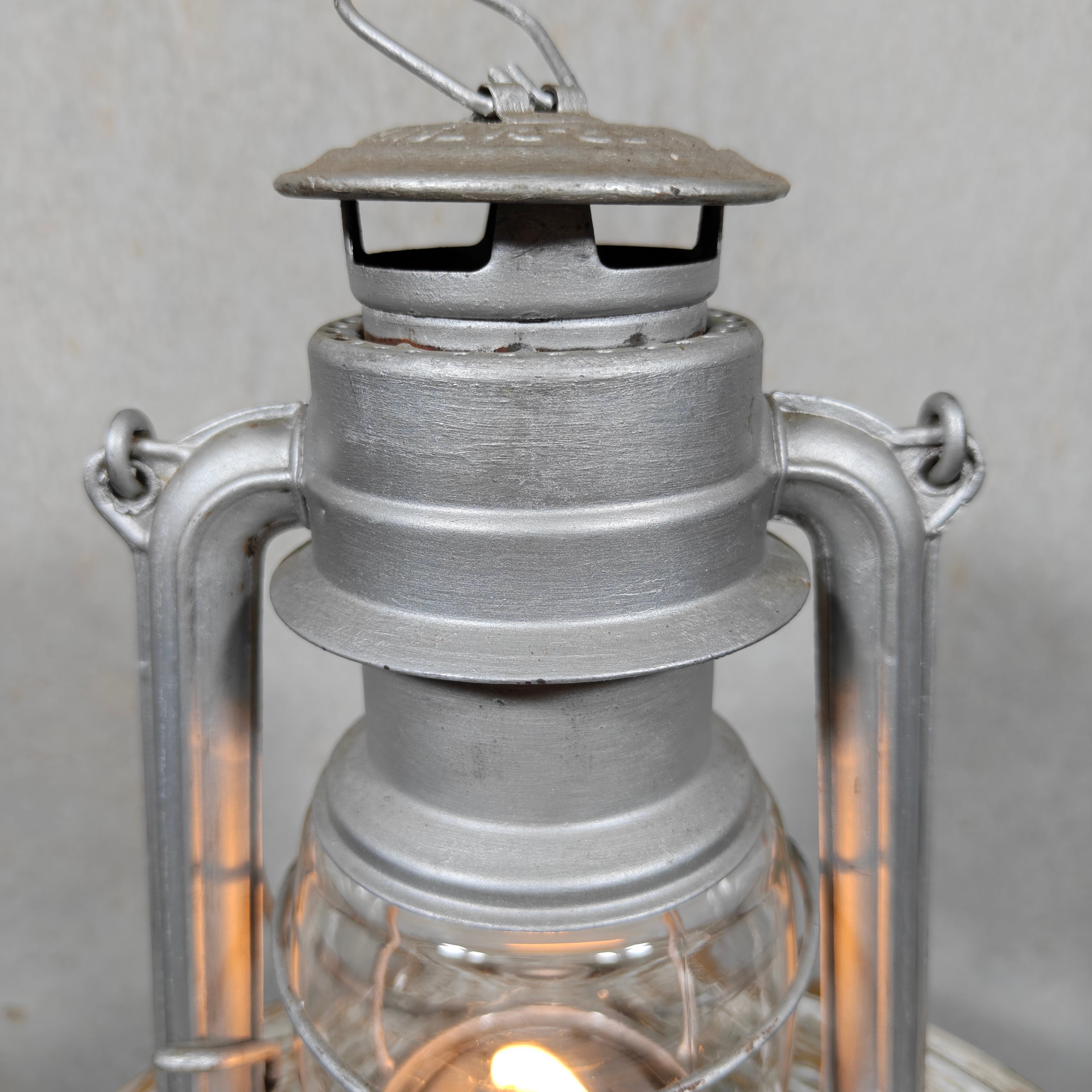 Fantastic and extremely rare Feuerhand 275 “Non‑Baby” variant – early post‑war lantern with Auer glass – in good working condition, silver painted.