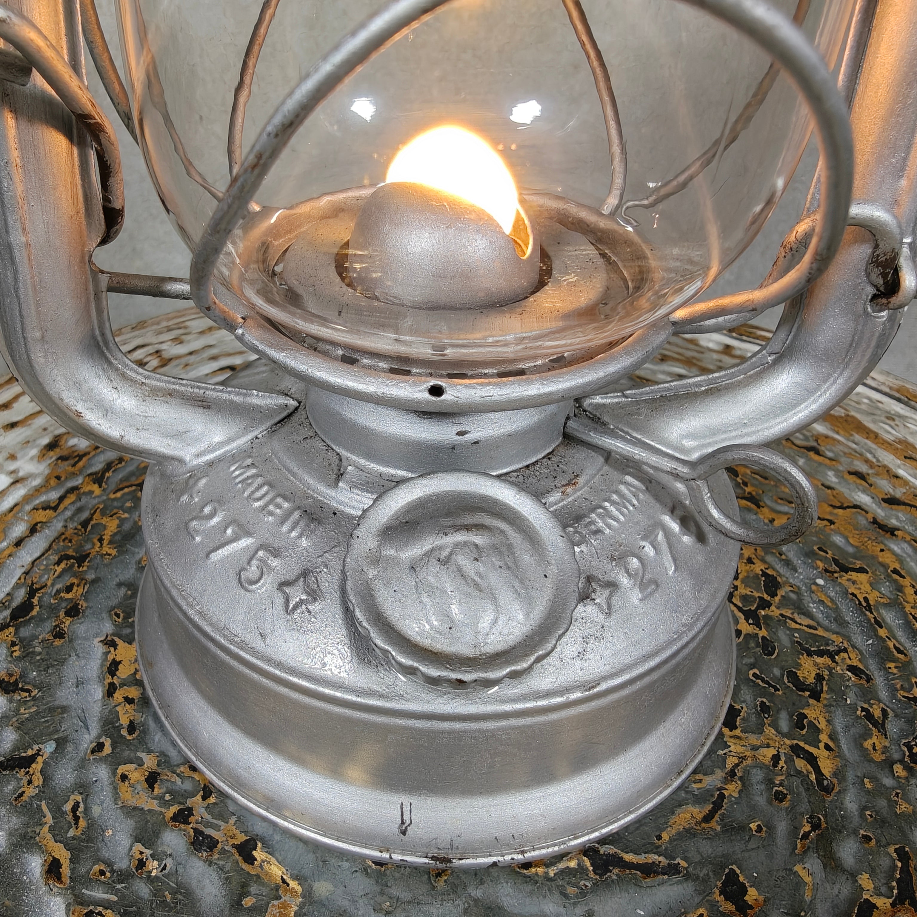 Fantastic and extremely rare Feuerhand 275 “Non‑Baby” variant – early post‑war lantern with Auer glass – in good working condition, silver painted.