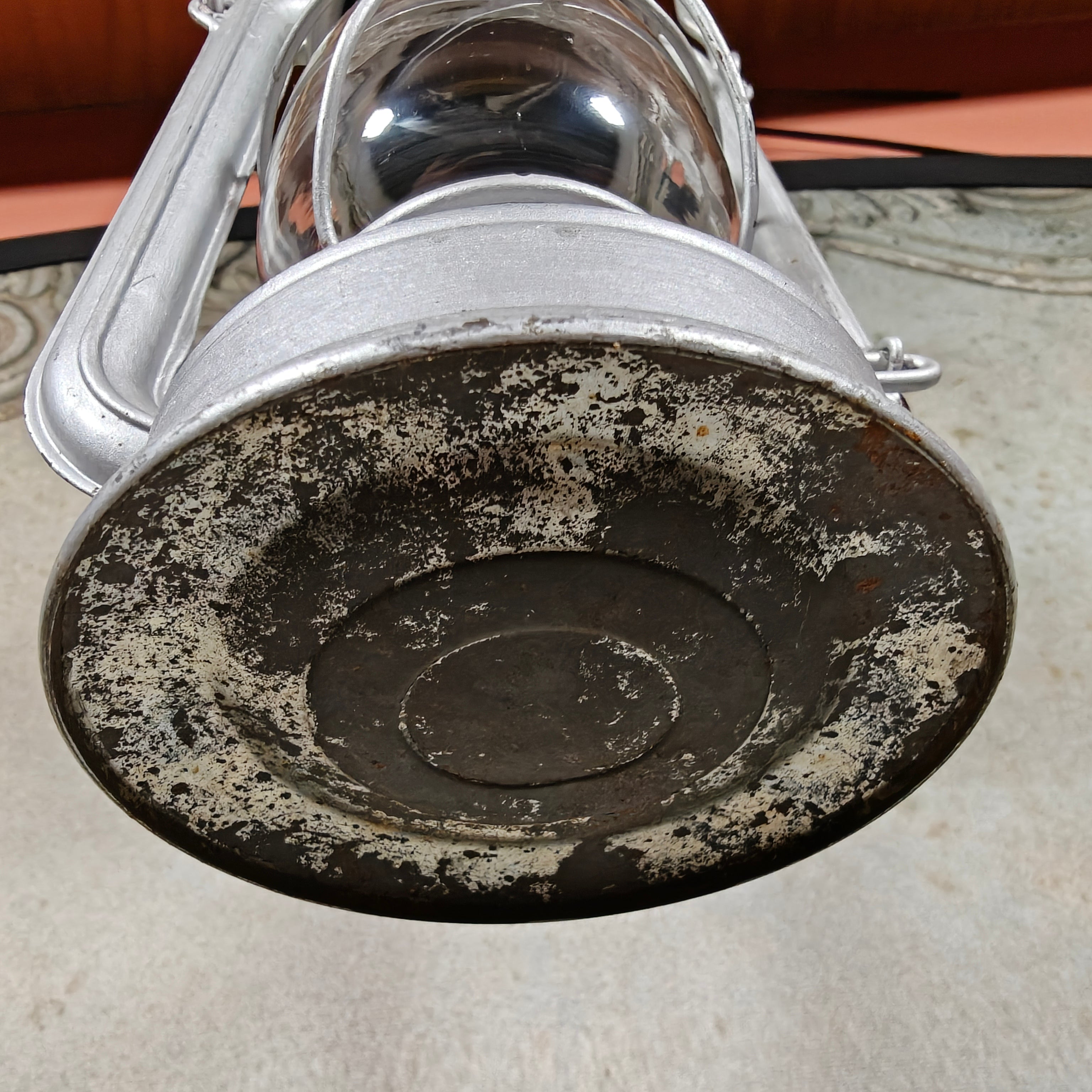 Fantastic and extremely rare Feuerhand 275 “Non‑Baby” variant – early post‑war lantern with Auer glass – in good working condition, silver painted.