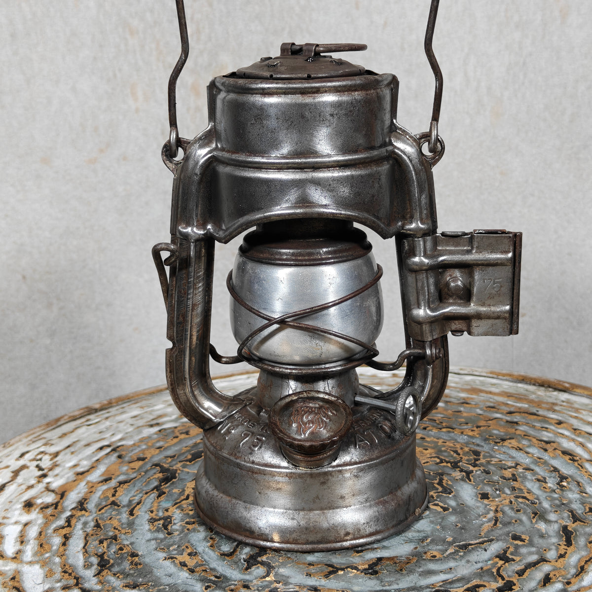Feuerhand 75 STK K “Atom” Hurricane Lantern – Rare Pre‑War Sturmkappe Model with Mounting Bracket & Reflector