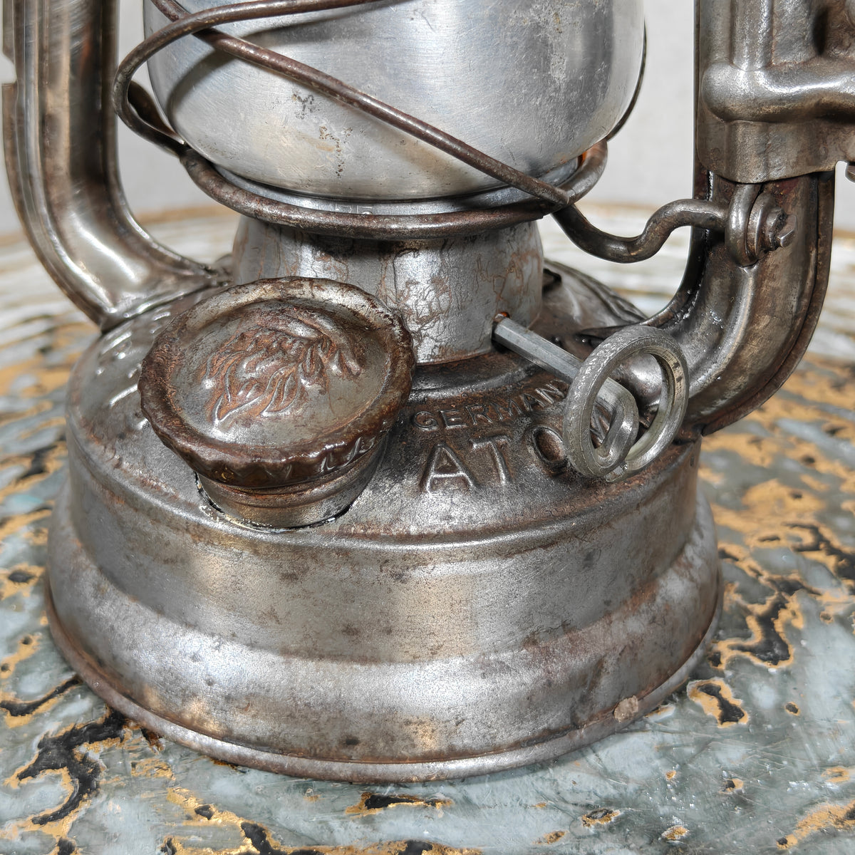 Feuerhand 75 STK K “Atom” Hurricane Lantern – Rare Pre‑War Sturmkappe Model with Mounting Bracket & Reflector