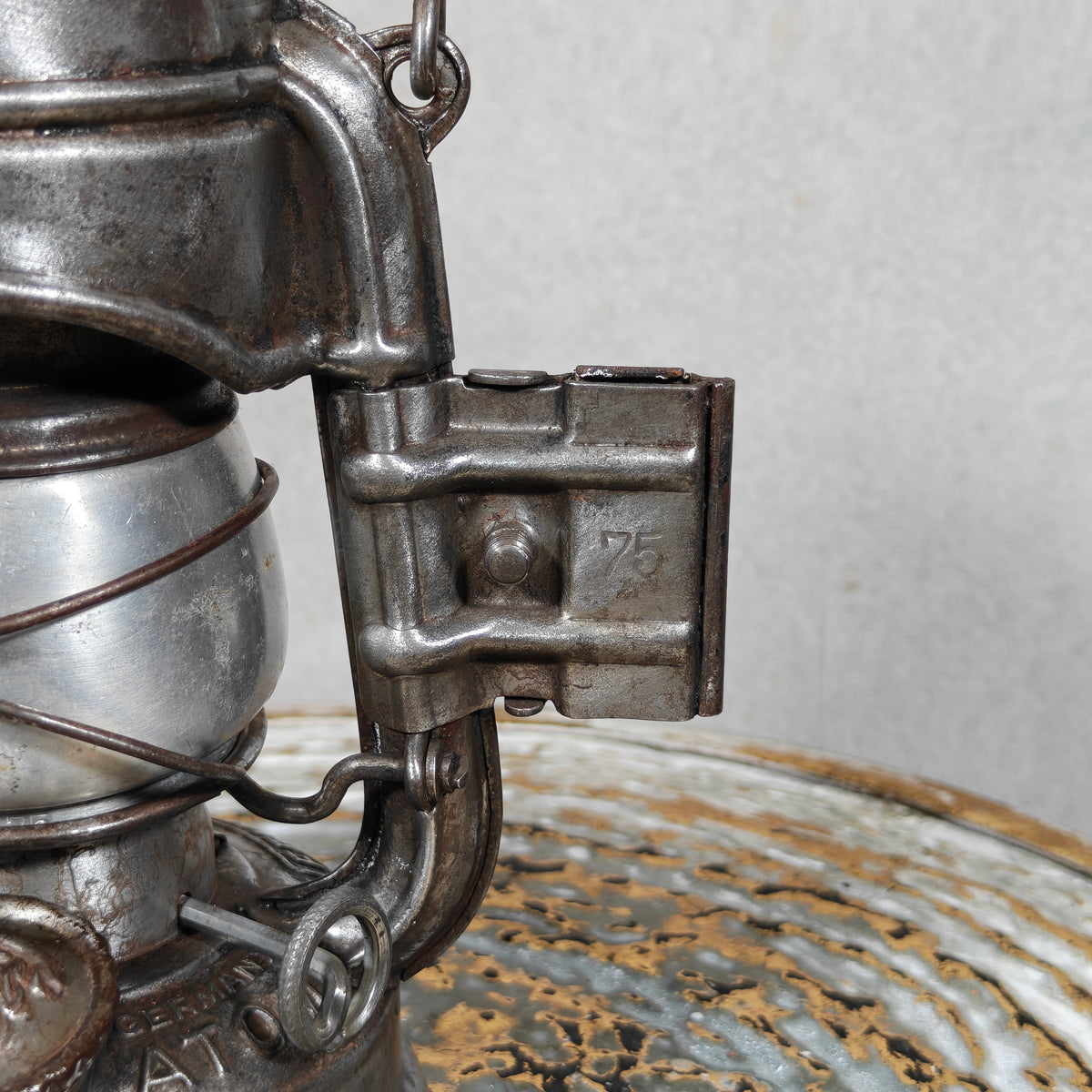 Feuerhand 75 STK K “Atom” Hurricane Lantern – Rare Pre‑War Sturmkappe Model with Mounting Bracket & Reflector