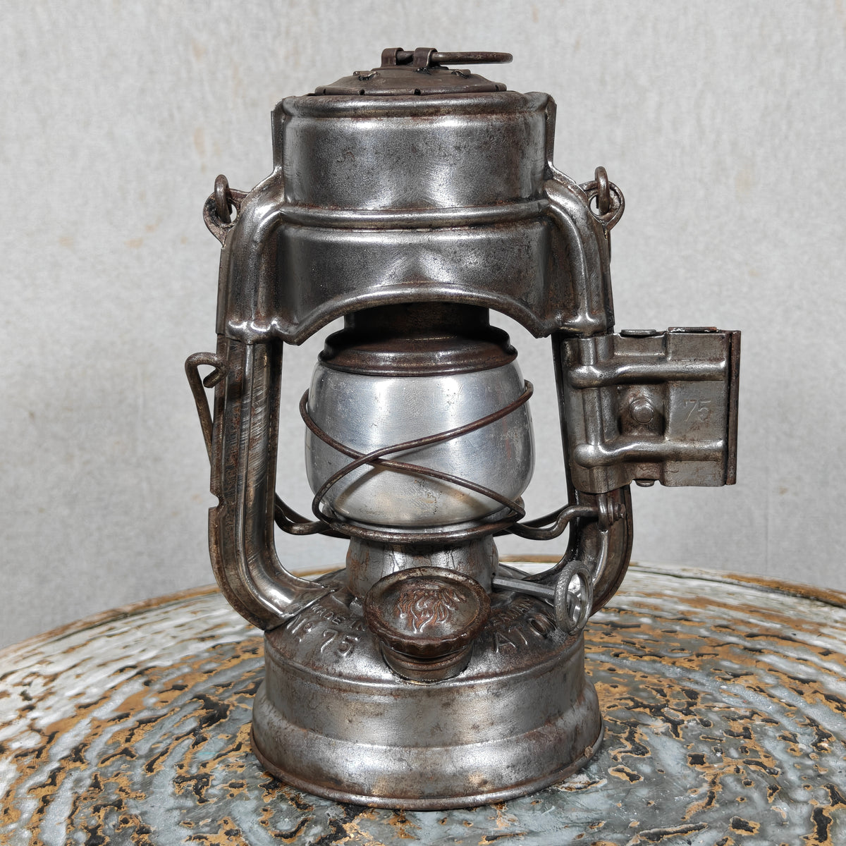 Feuerhand 75 STK K “Atom” Hurricane Lantern – Rare Pre‑War Sturmkappe Model with Mounting Bracket & Reflector