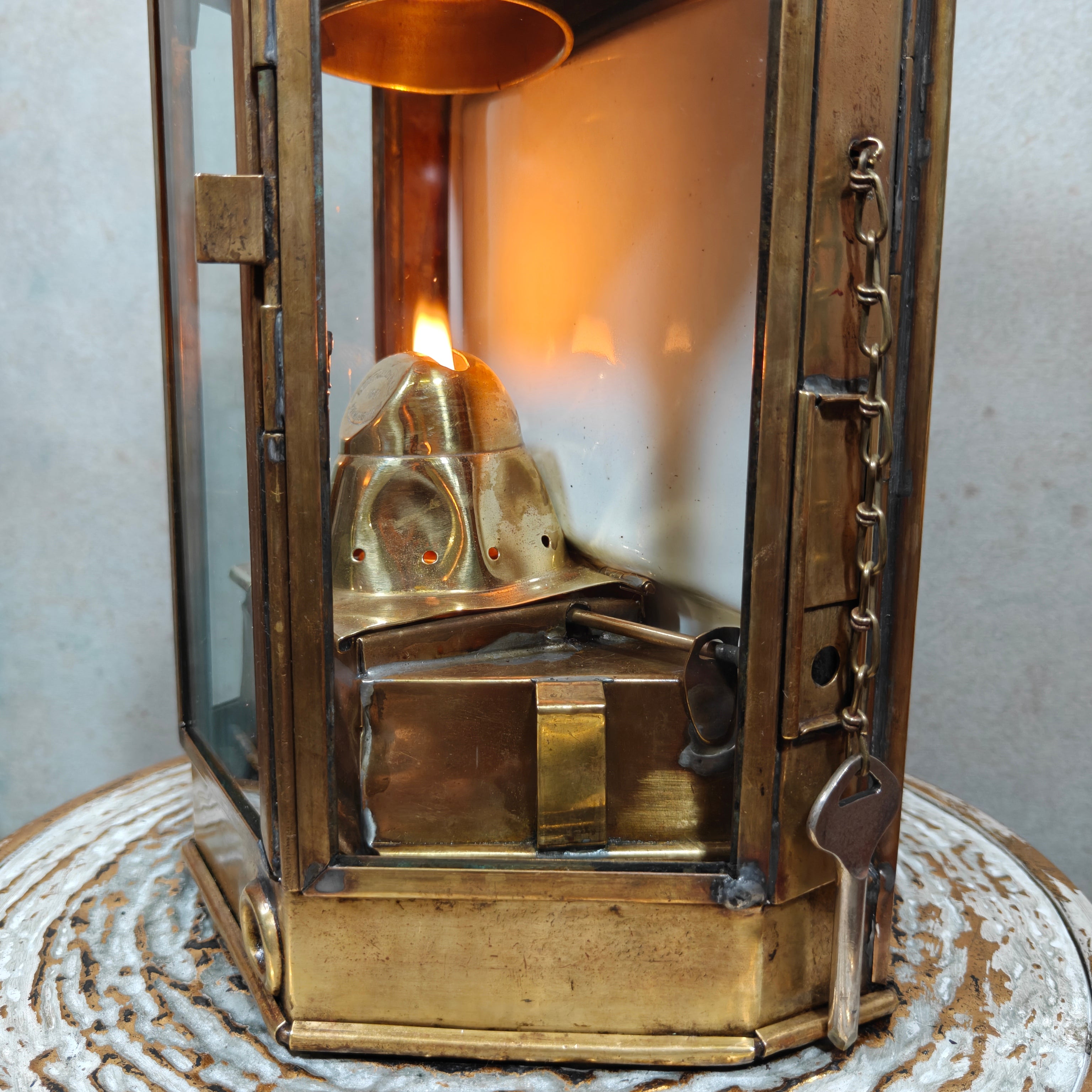 Alderson & Gyde “Bullpit” Ship’s Cabin Lantern (1941) – Best & Lloyd Burner – Rare Maritime Brass Lamp