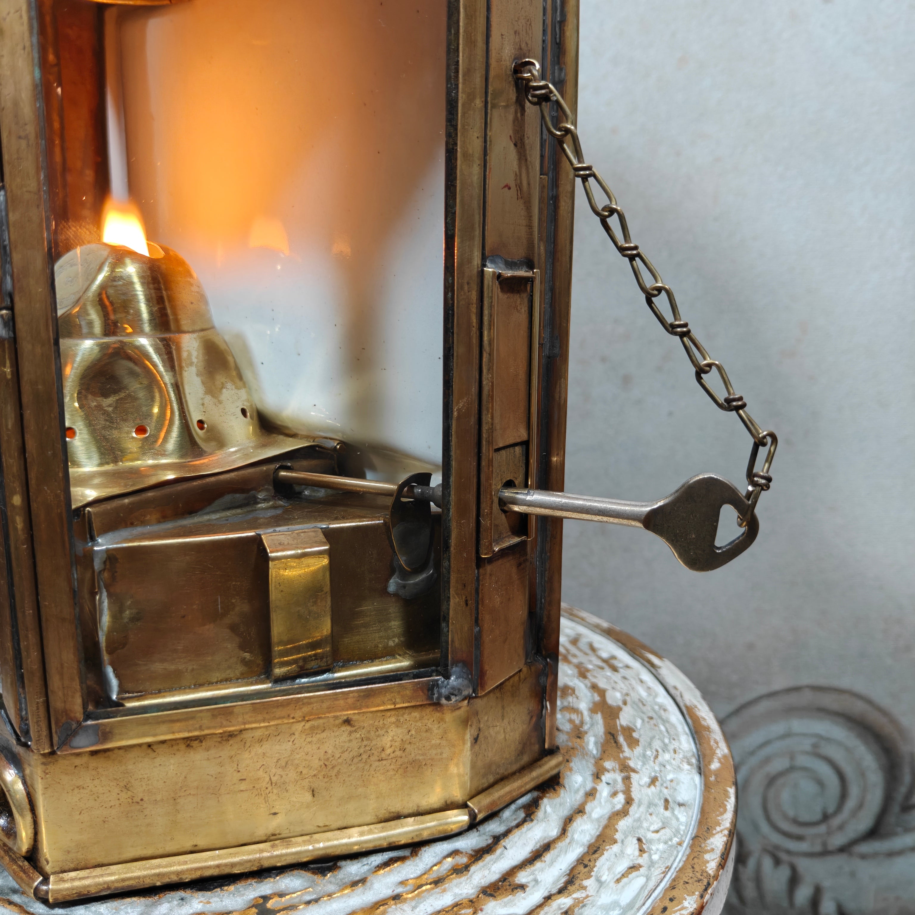 Alderson & Gyde “Bullpit” Ship’s Cabin Lantern (1941) – Best & Lloyd Burner – Rare Maritime Brass Lamp