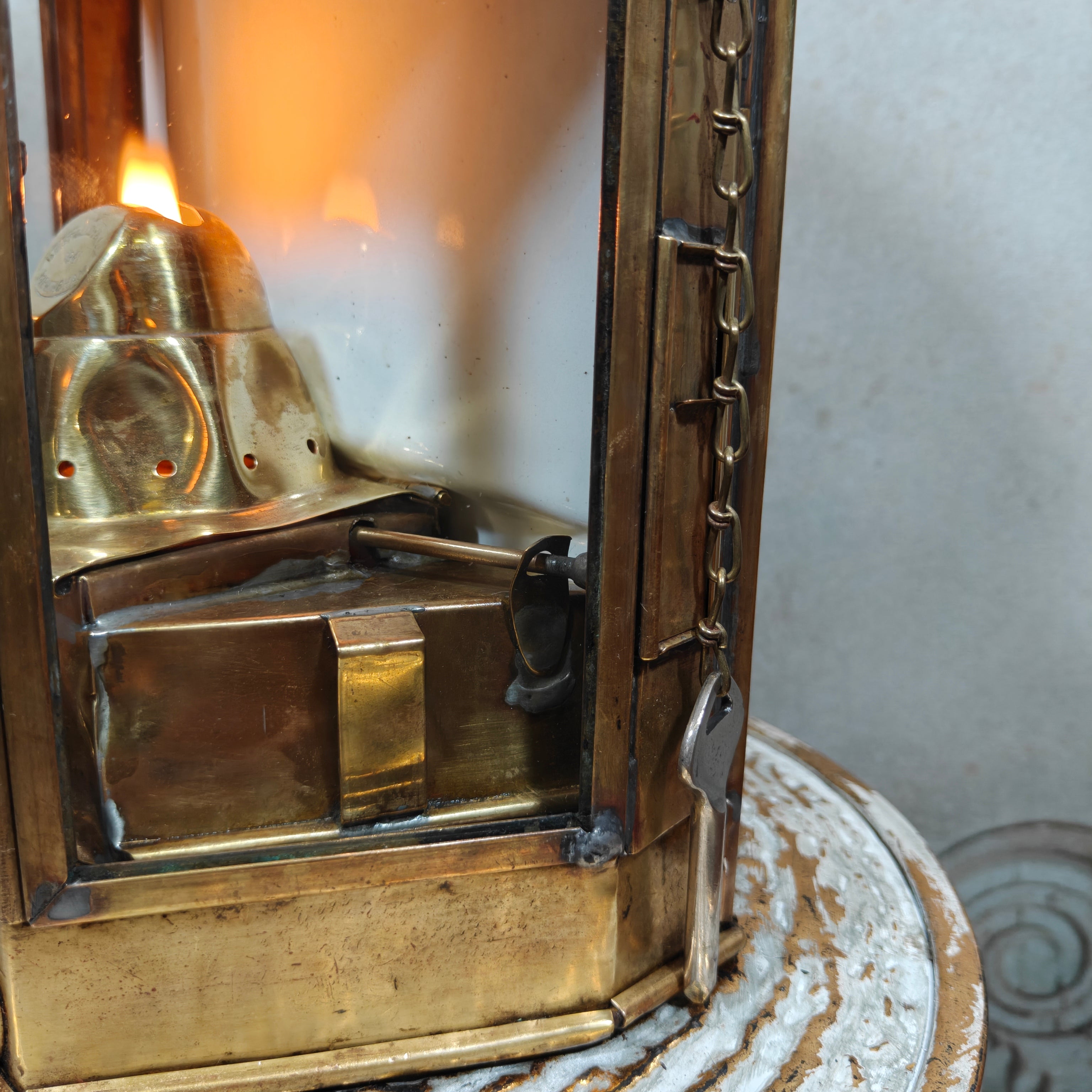 Alderson & Gyde “Bullpit” Ship’s Cabin Lantern (1941) – Best & Lloyd Burner – Rare Maritime Brass Lamp