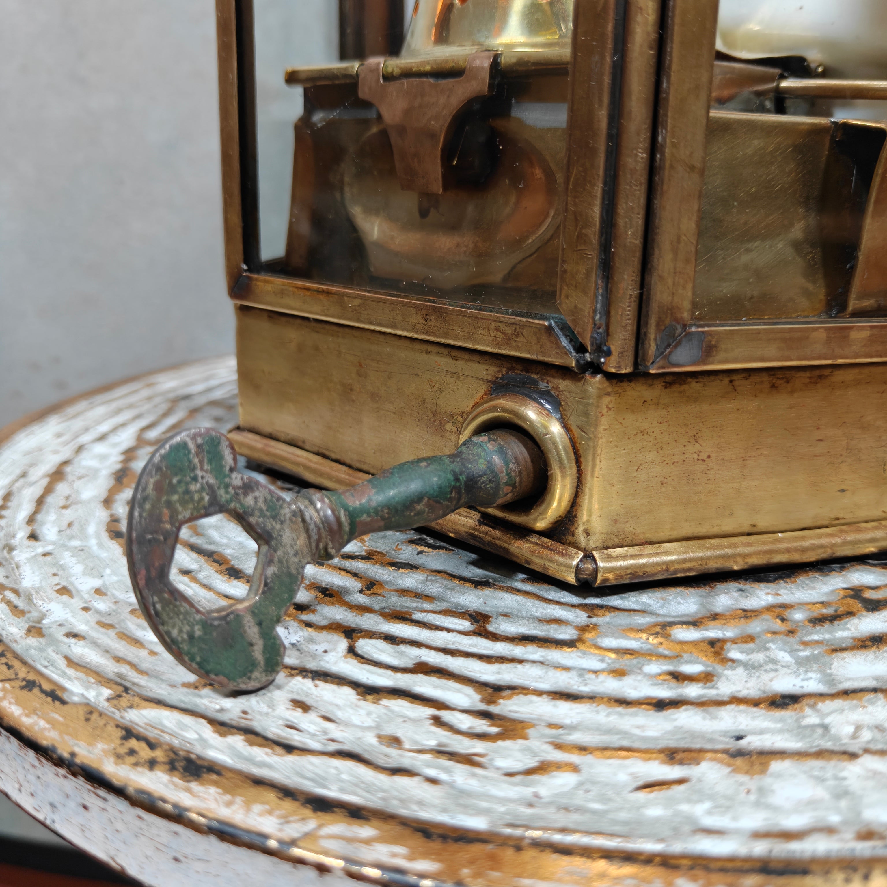 Alderson & Gyde “Bullpit” Ship’s Cabin Lantern (1941) – Best & Lloyd Burner – Rare Maritime Brass Lamp