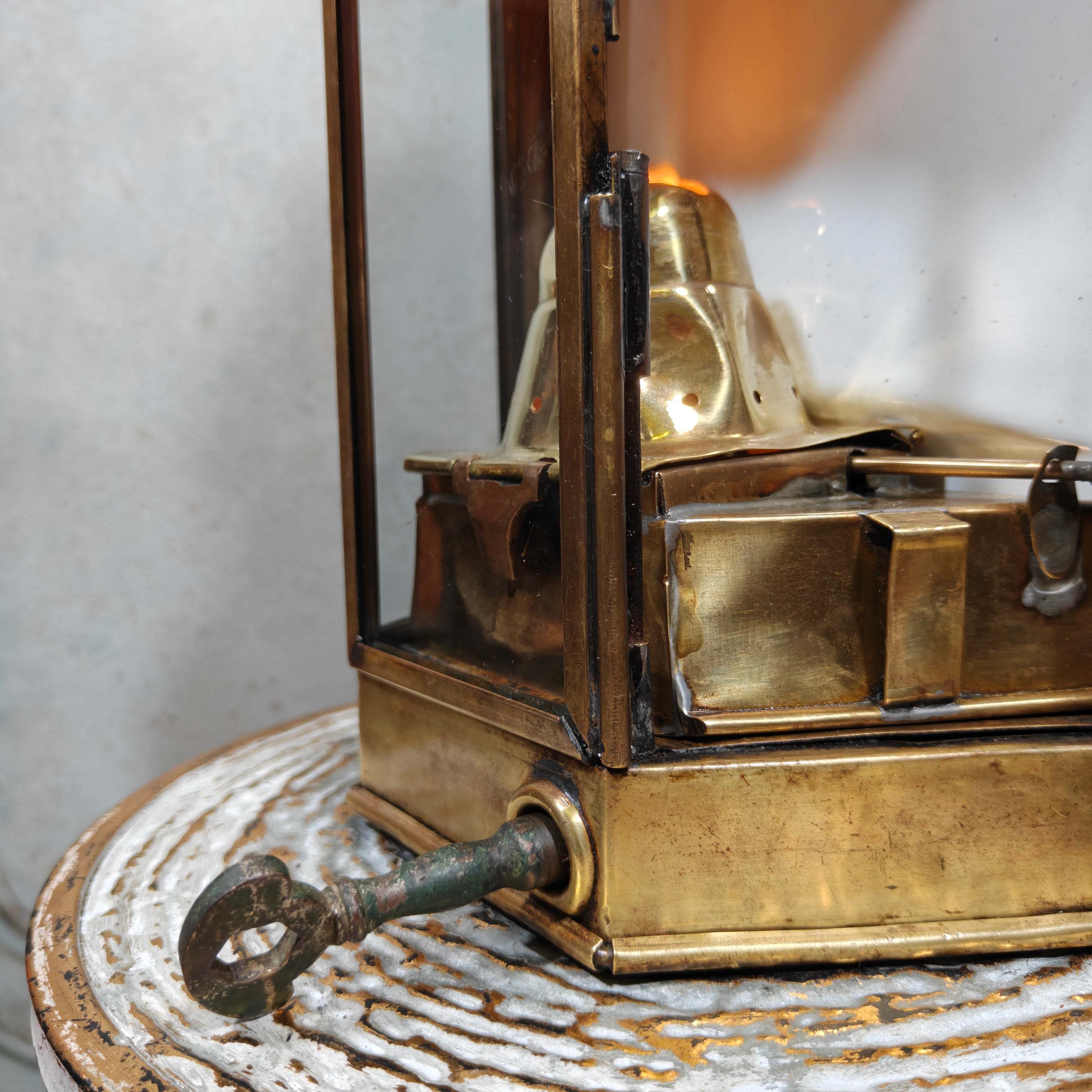 Alderson & Gyde “Bullpit” Ship’s Cabin Lantern (1941) – Best & Lloyd Burner – Rare Maritime Brass Lamp