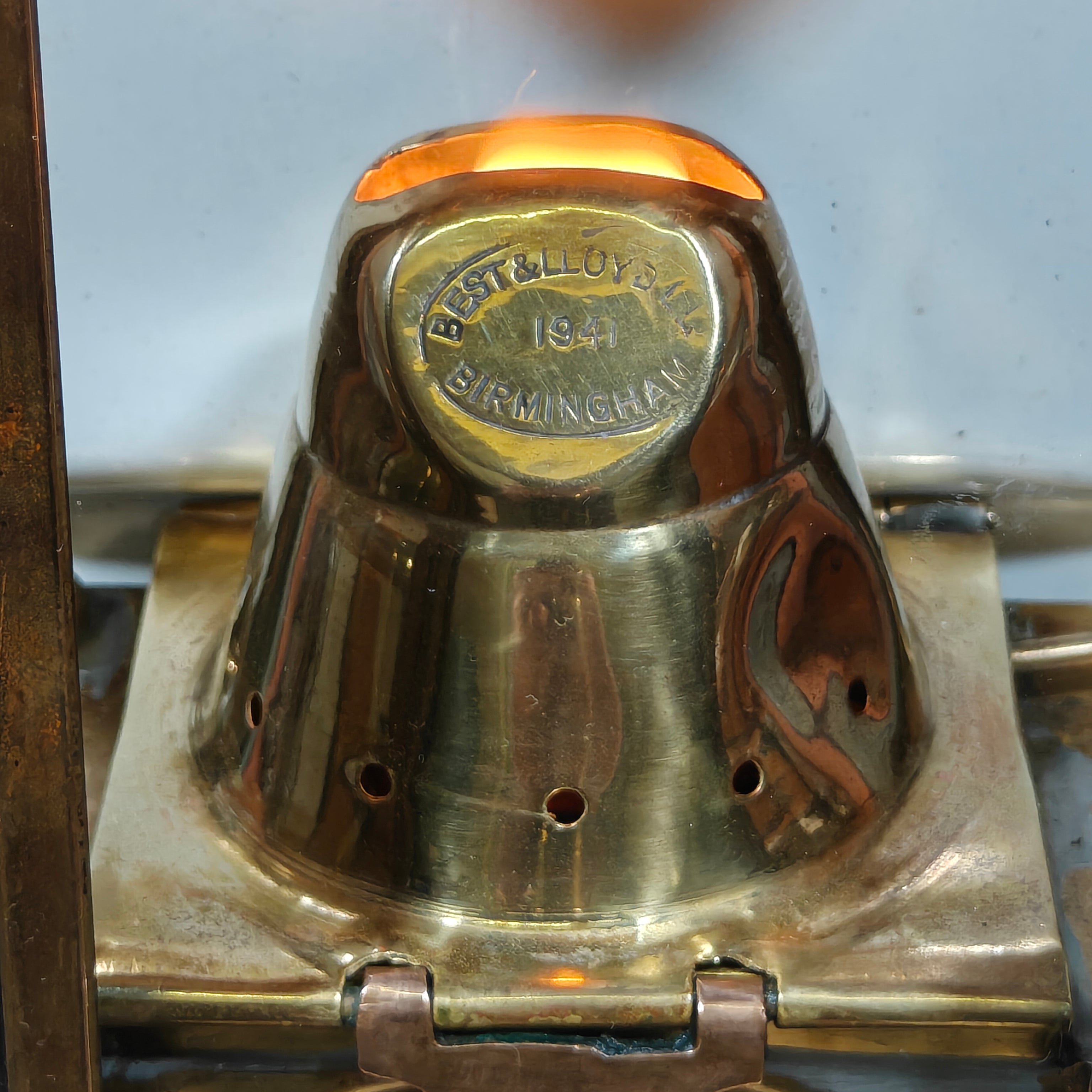 Alderson & Gyde “Bullpit” Ship’s Cabin Lantern (1941) – Best & Lloyd Burner – Rare Maritime Brass Lamp