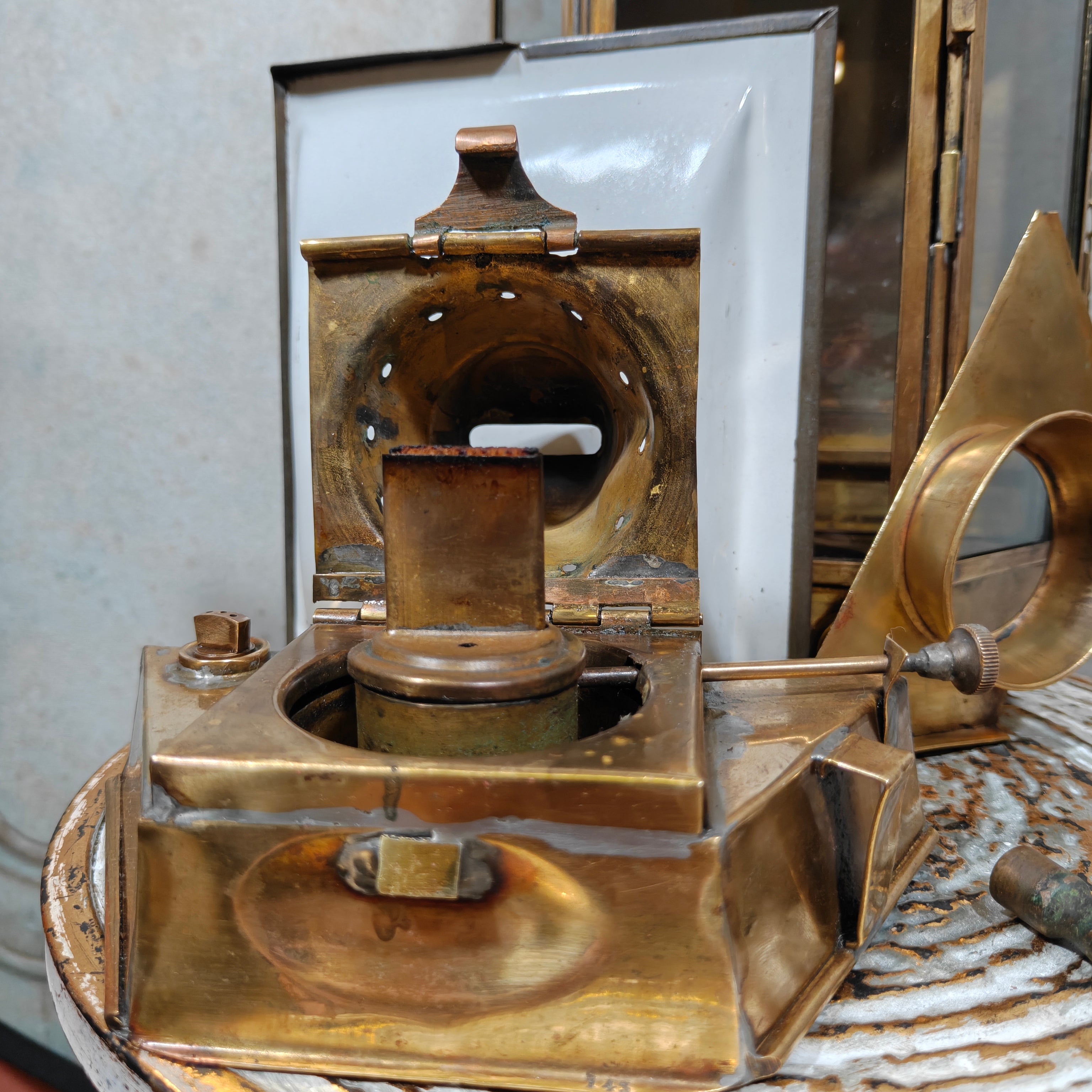 Alderson & Gyde “Bullpit” Ship’s Cabin Lantern (1941) – Best & Lloyd Burner – Rare Maritime Brass Lamp