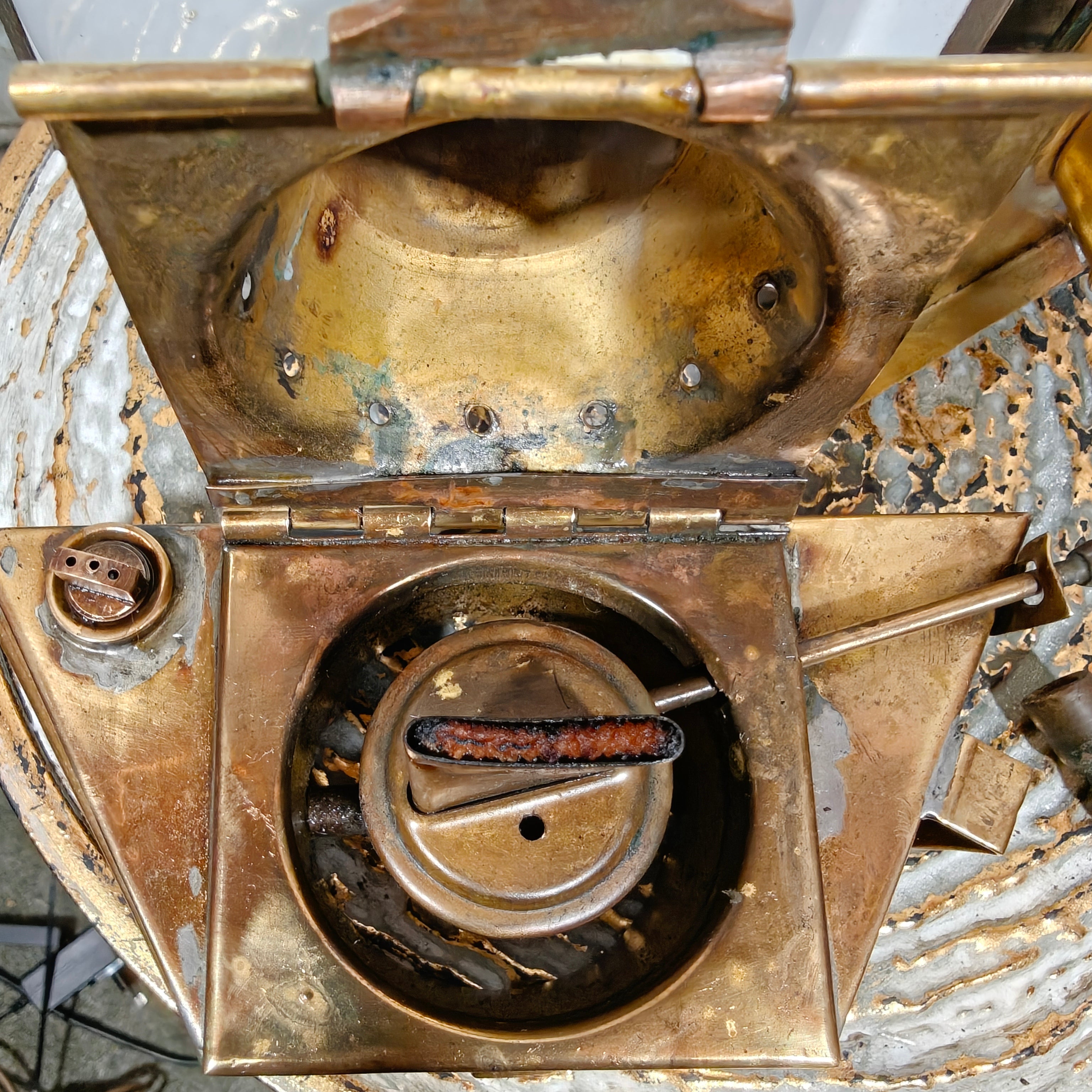 Alderson & Gyde “Bullpit” Ship’s Cabin Lantern (1941) – Best & Lloyd Burner – Rare Maritime Brass Lamp