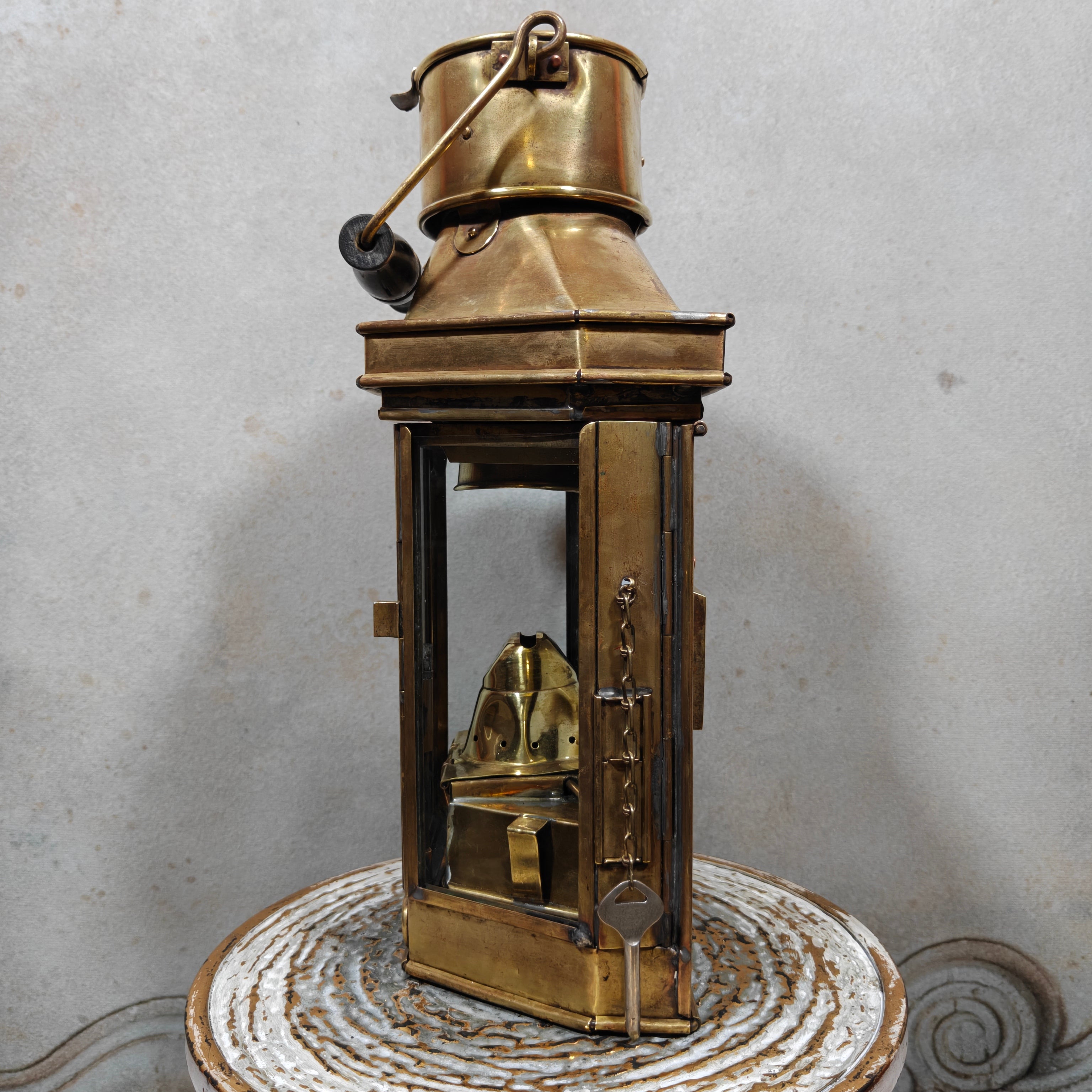 Alderson & Gyde “Bullpit” Ship’s Cabin Lantern (1941) – Best & Lloyd Burner – Rare Maritime Brass Lamp