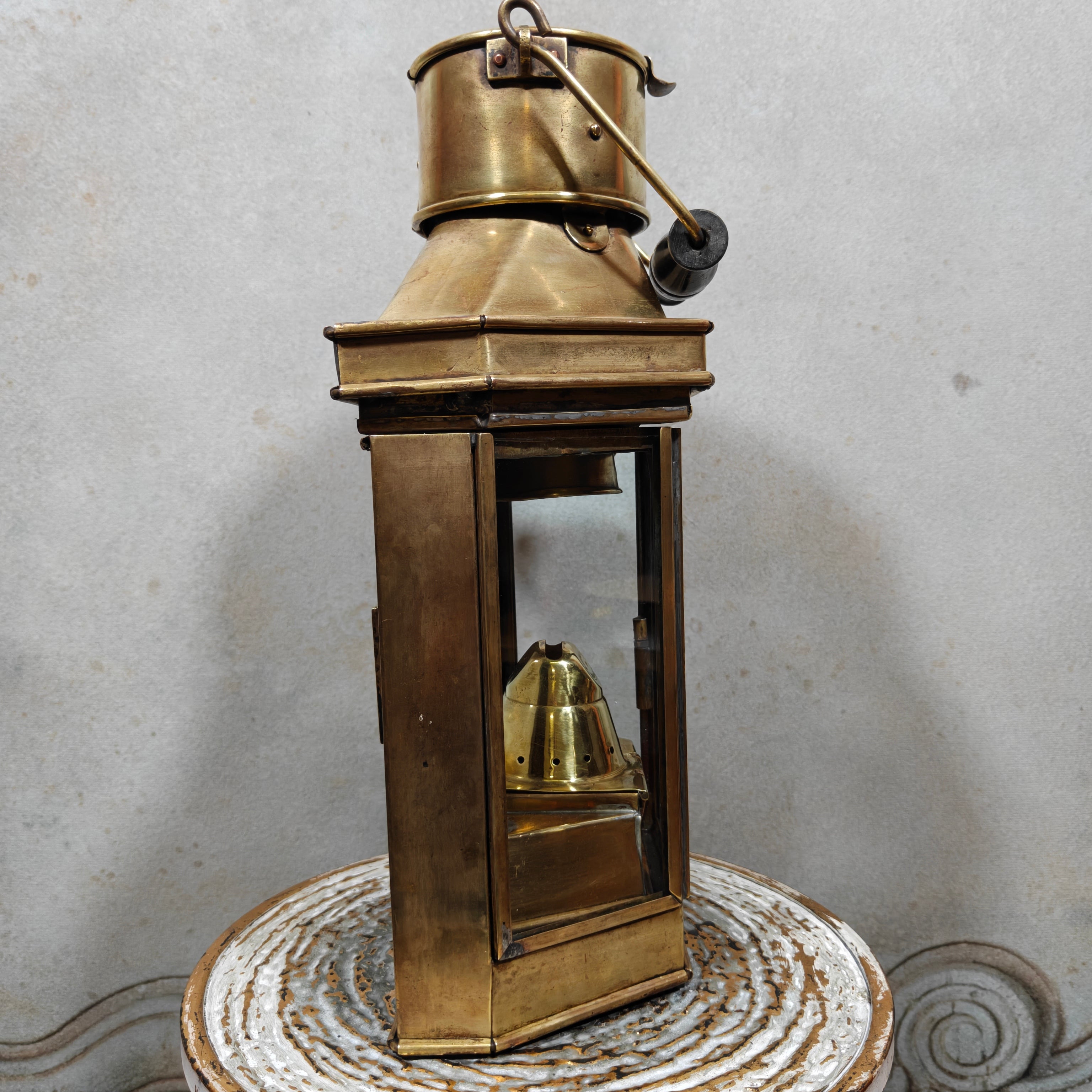 Alderson & Gyde “Bullpit” Ship’s Cabin Lantern (1941) – Best & Lloyd Burner – Rare Maritime Brass Lamp